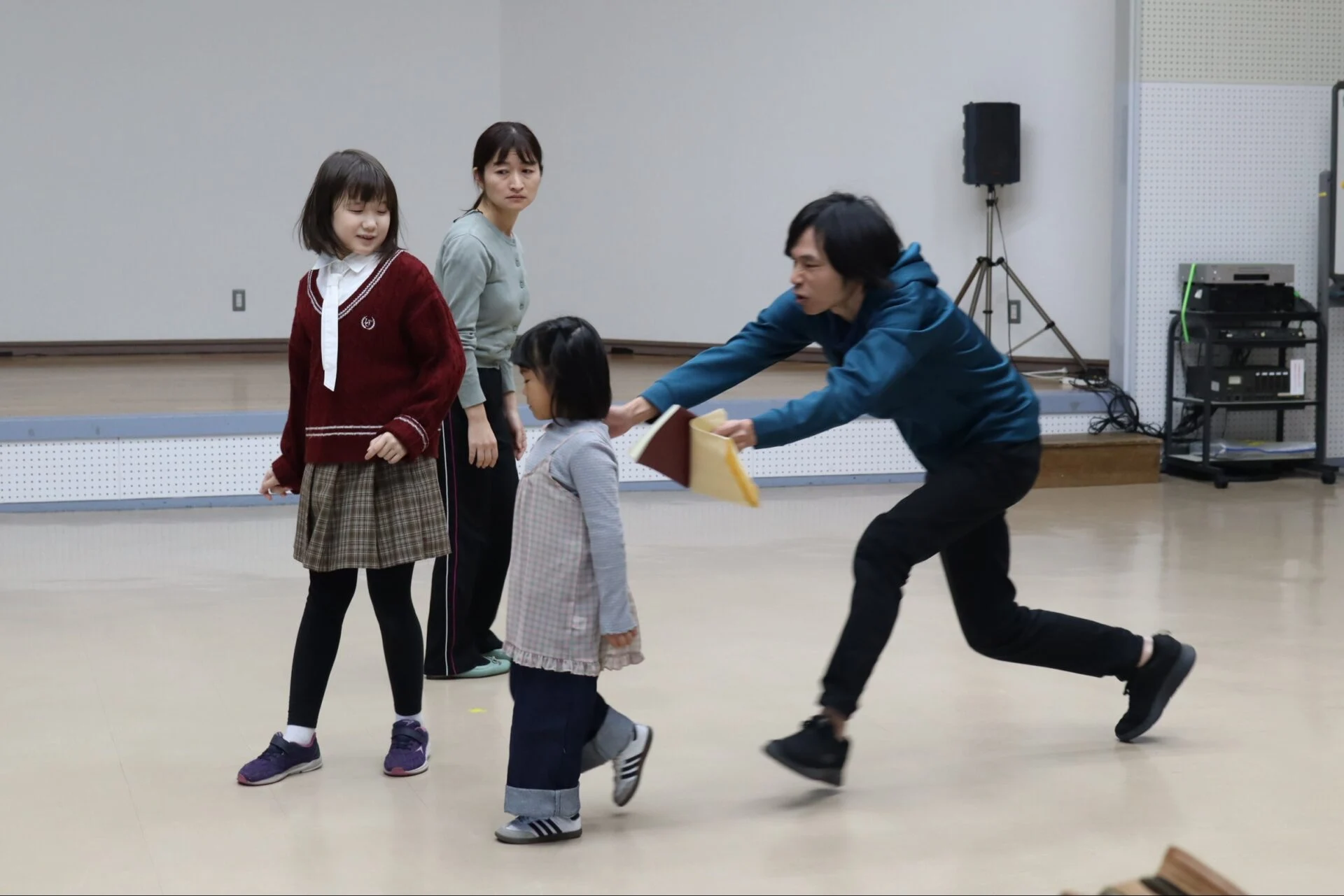 事件の手がかりを追いかける場面の練習風景