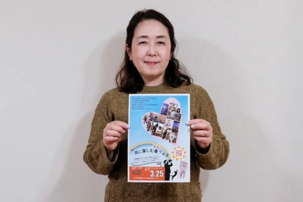 チラシを持つ安藤さん