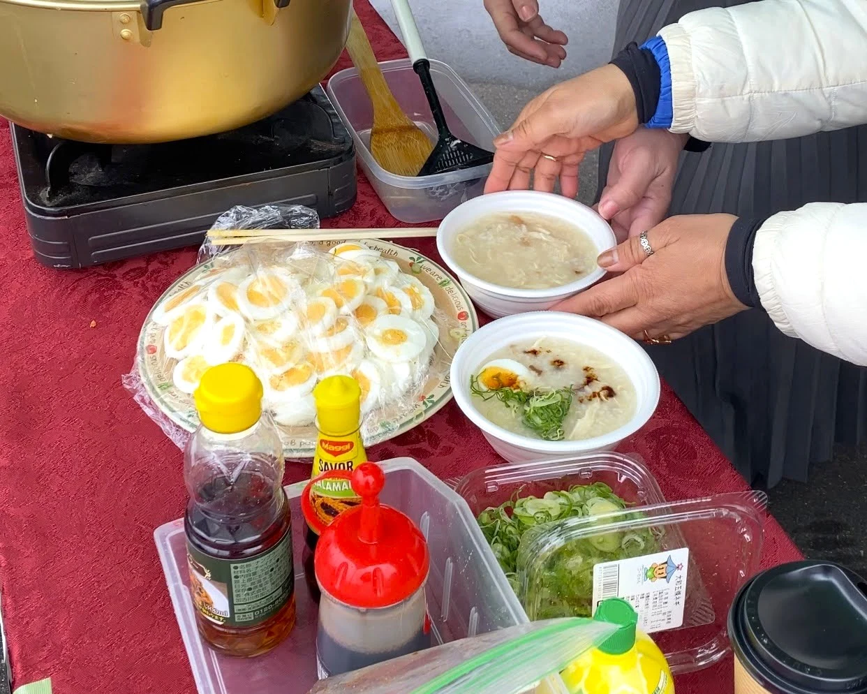 2025年開催時に販売されたフィリピンの鶏肉粥「アロッズカルド」