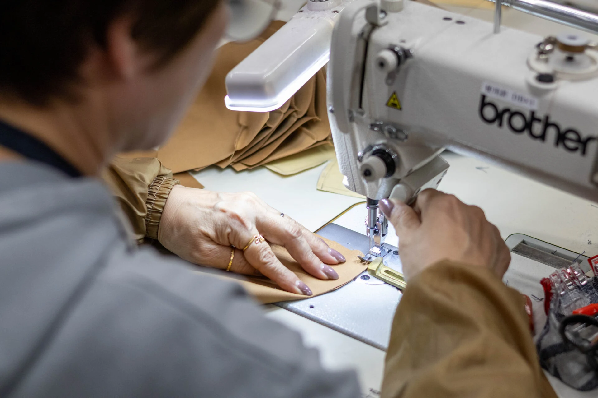 襟立製帽所の作業風景