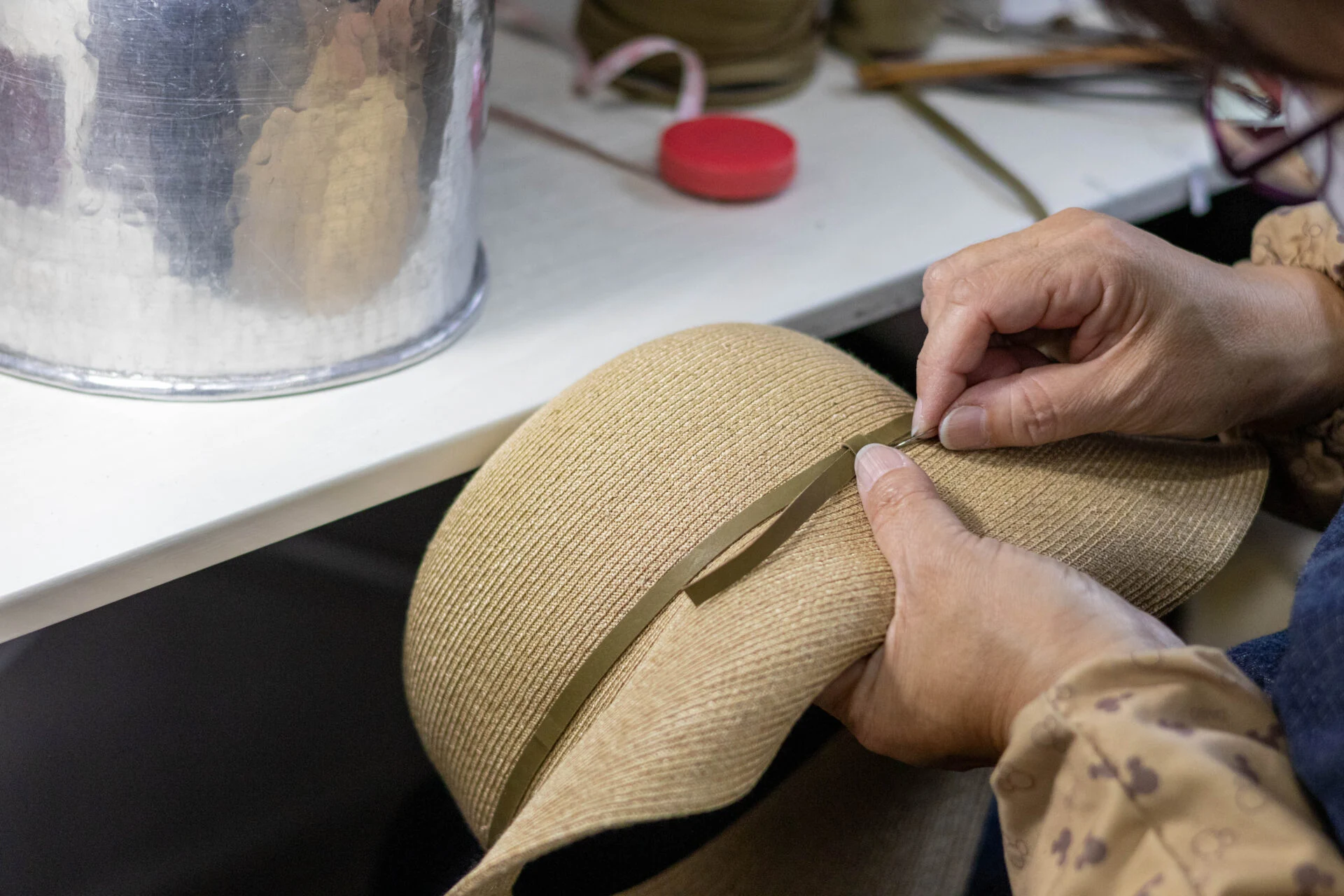 襟立製帽作業風景