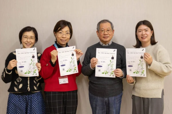写真左から、楽団OG 三宅優美さん、オーボエ講師 上月真子さん、音楽監督の江島幹雄さん、ホルン講師 山下咲希さん