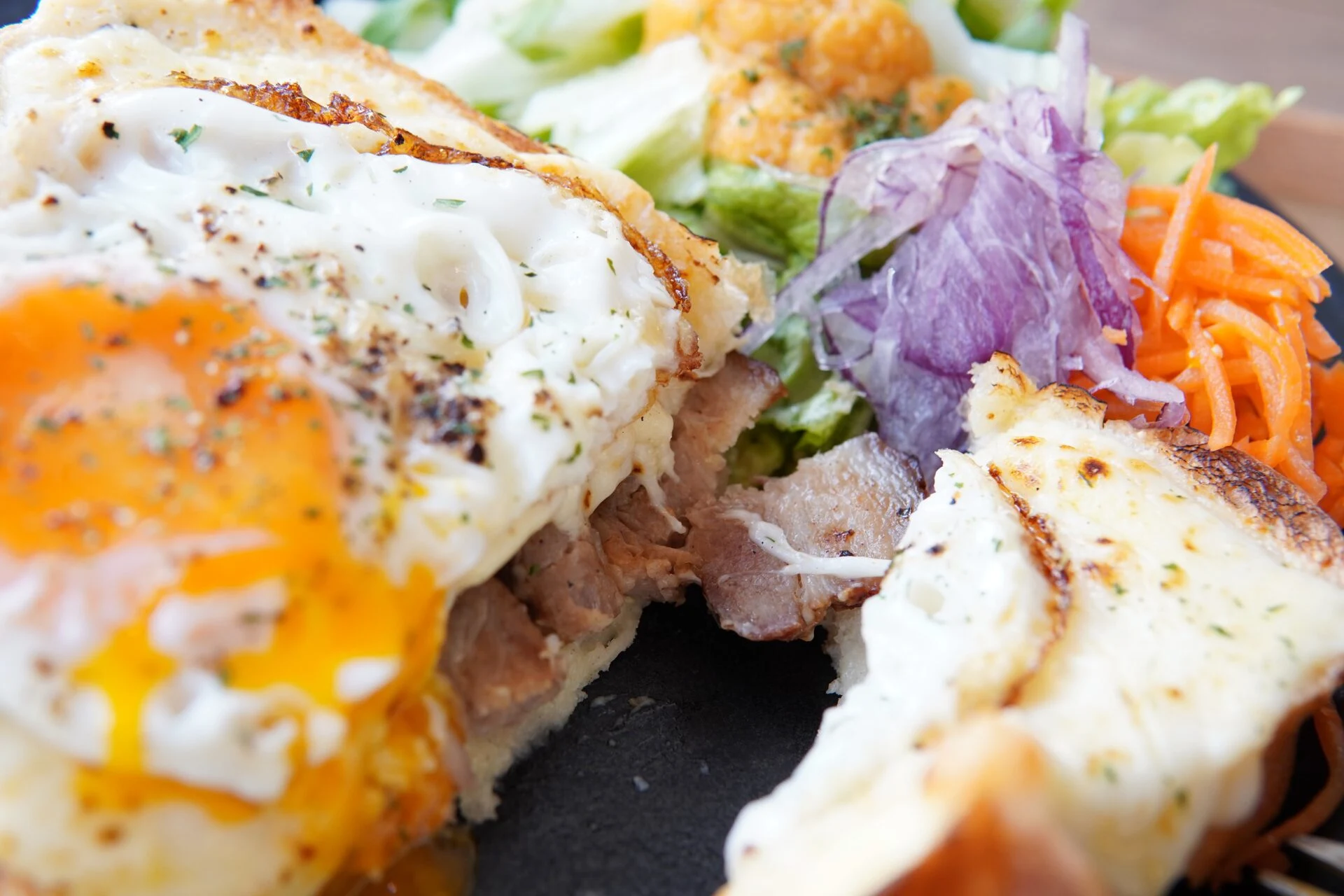 パンを切ると自家製ベーコンが現れました