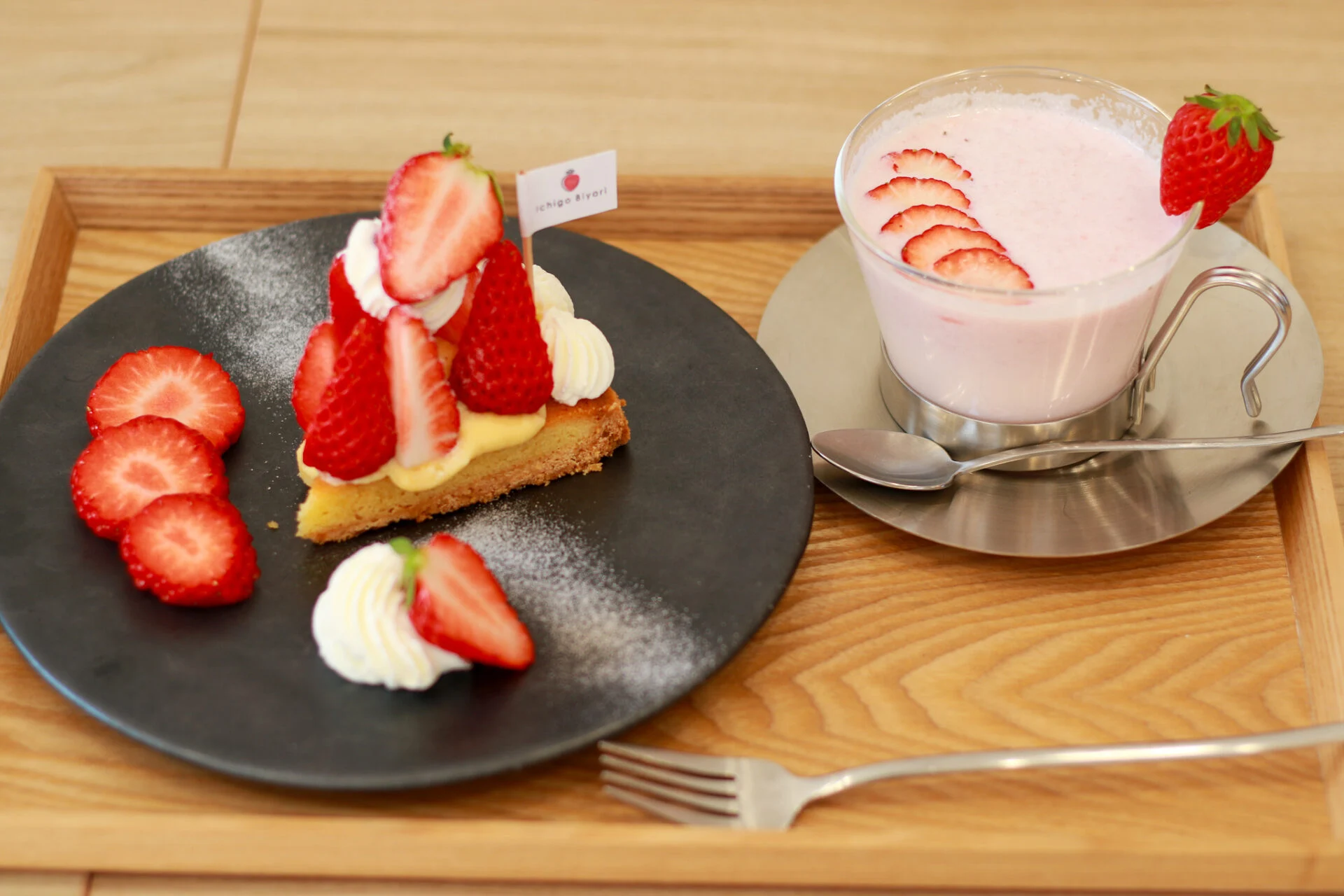 摘み立ていちごのタルトと甘酒入りHOT苺ミルク