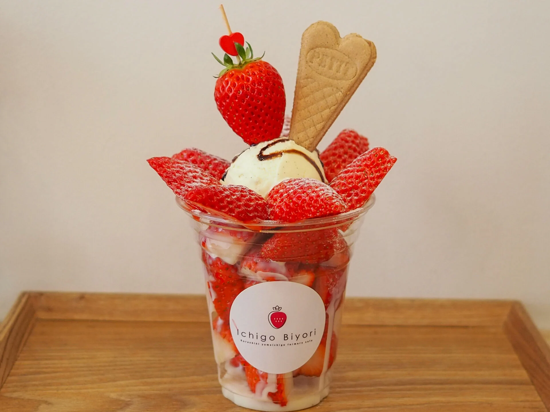 ごろごろ苺のパフェ