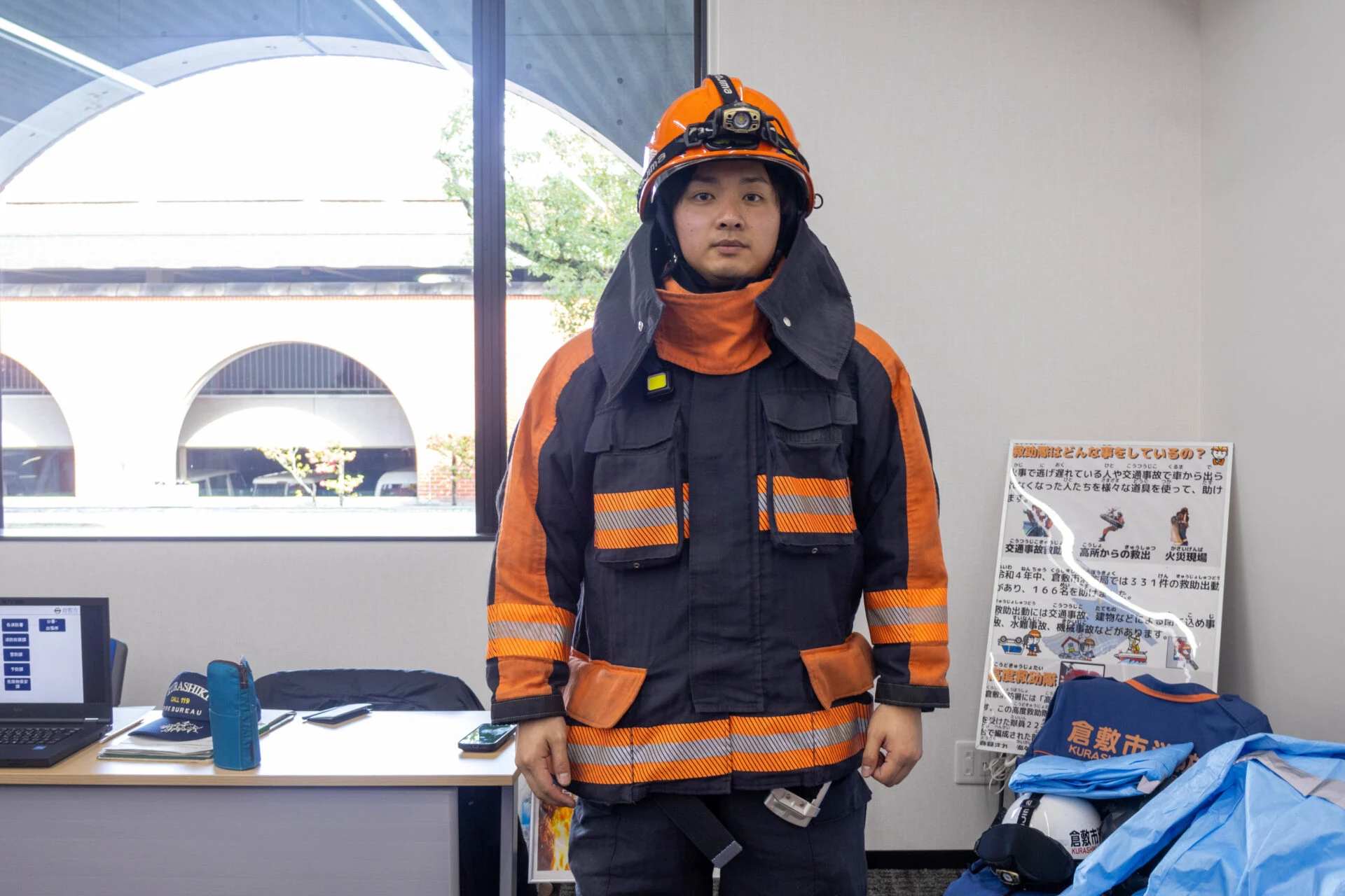 消防服を着用する若手職員