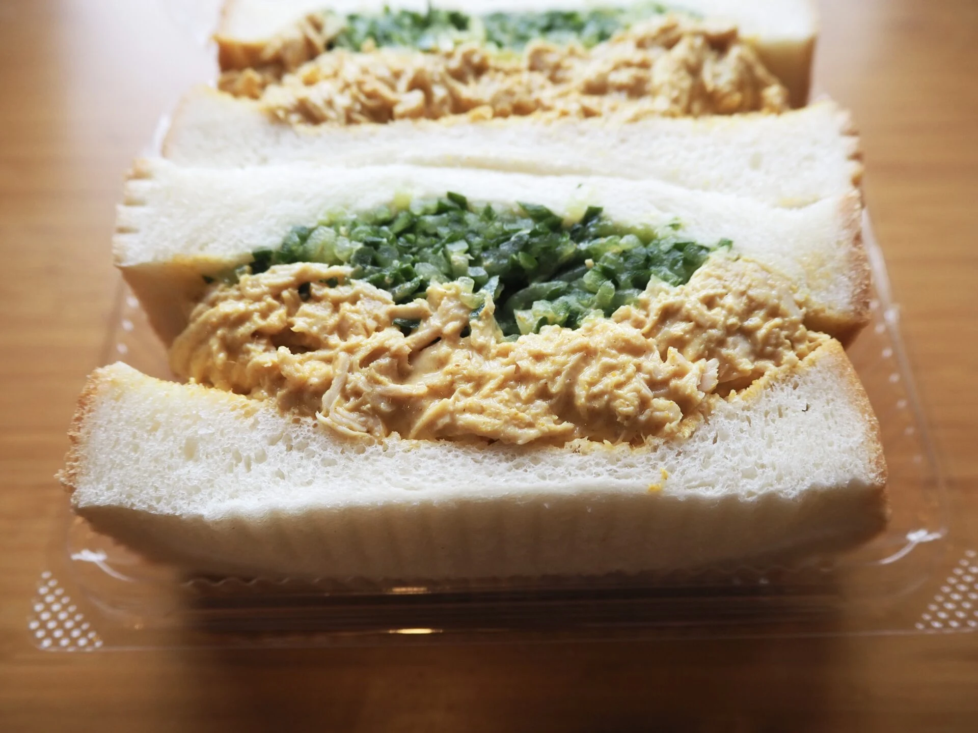 鶏肉のカレー風味サンドイッチ