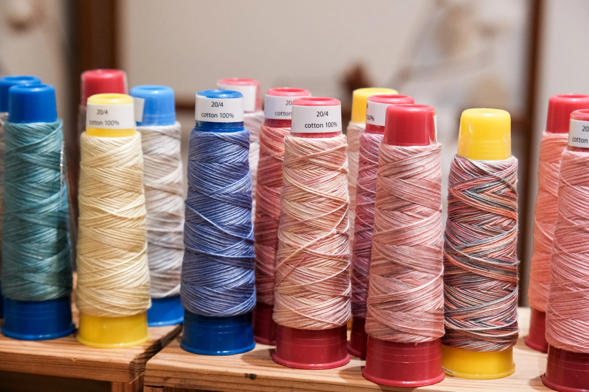 色とりどりの刺繍糸