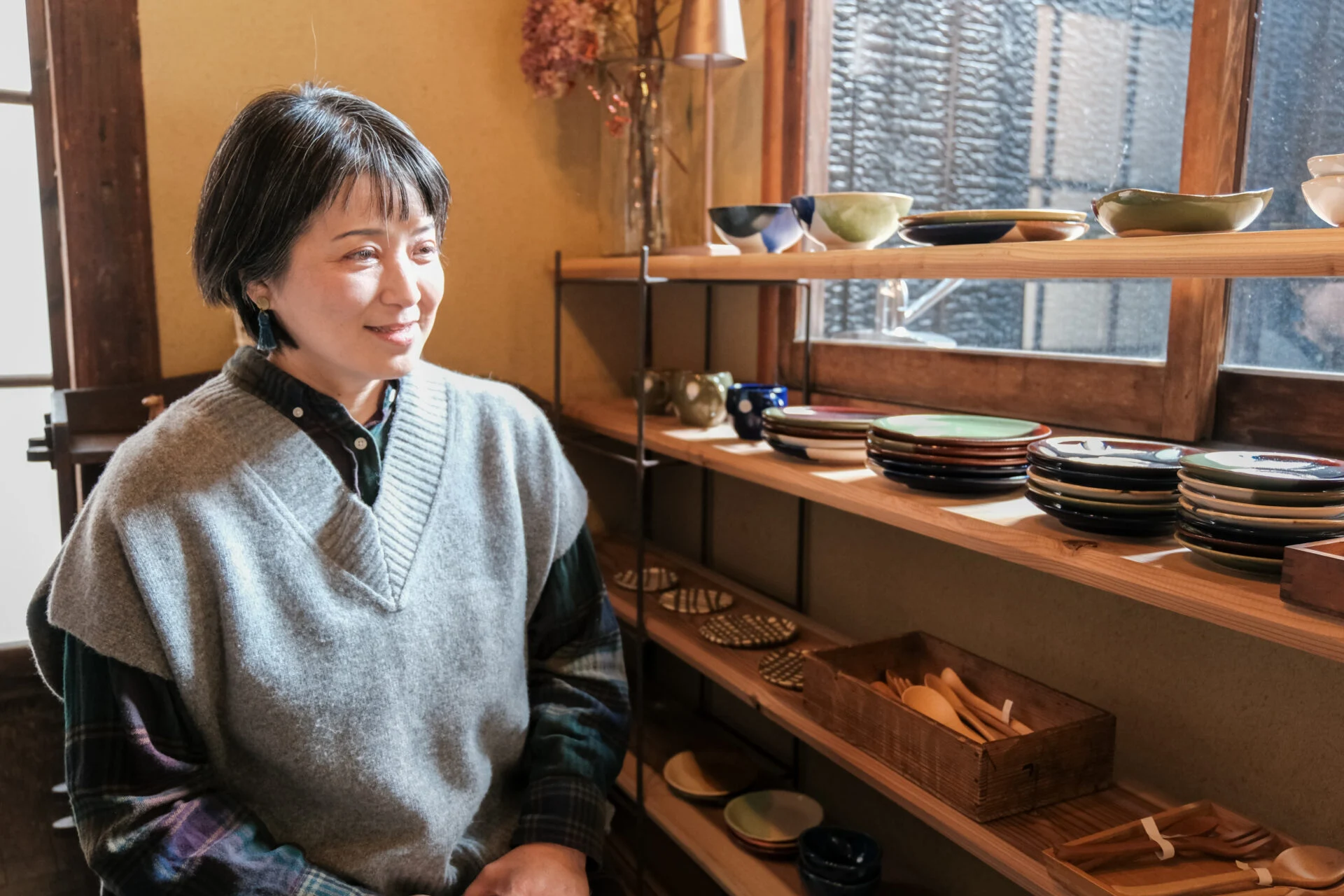 店内でインタビューに答える亀山さん