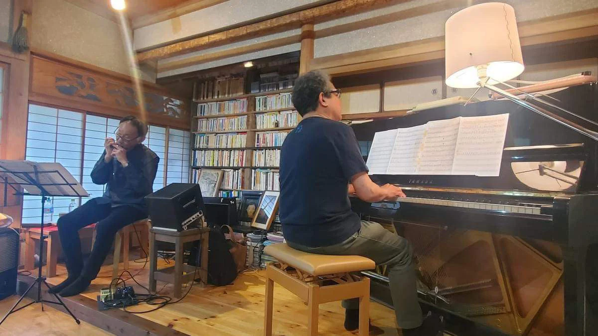 芳井お茶の時間でのライブ風景