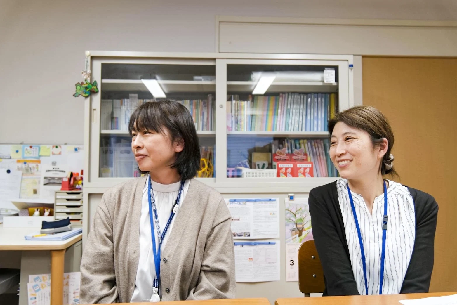 子どもたちの作品を見つめる諏訪先生と山口先生