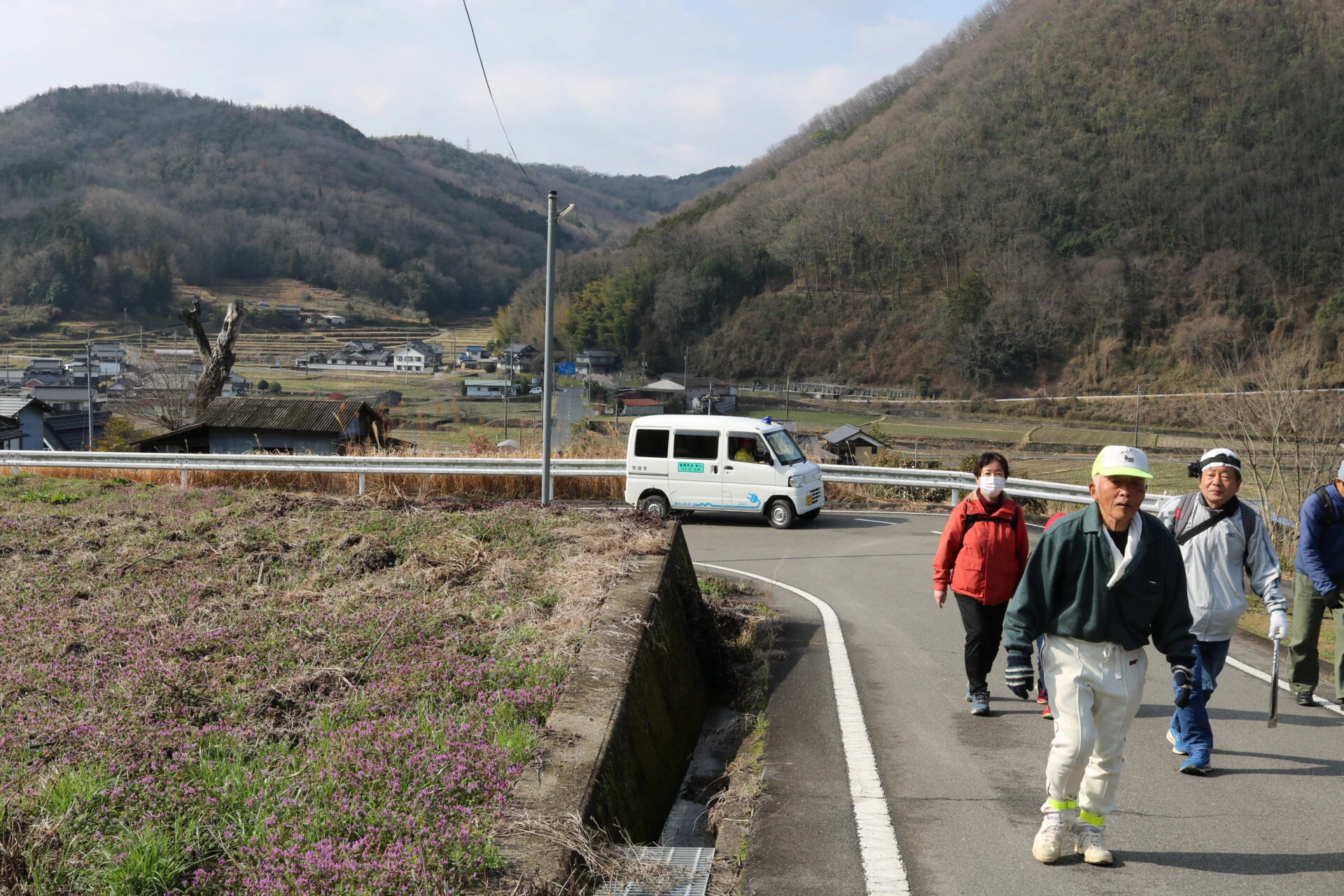 春の訪れを感じる里山を歩く