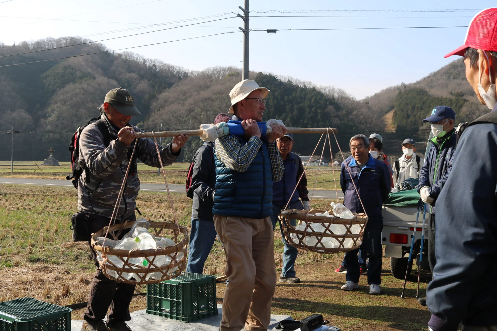 天秤棒で担ぐ魚の重さを体験
