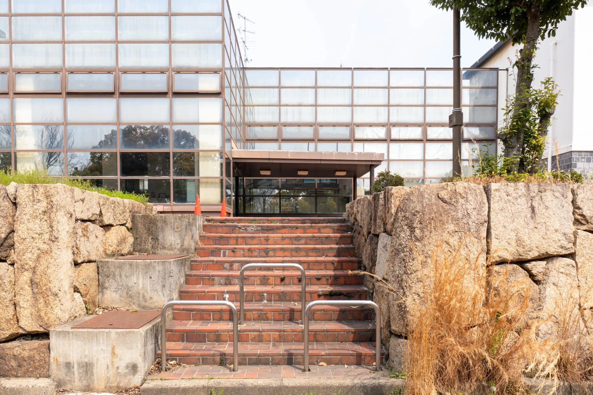 階段から入り口を望む