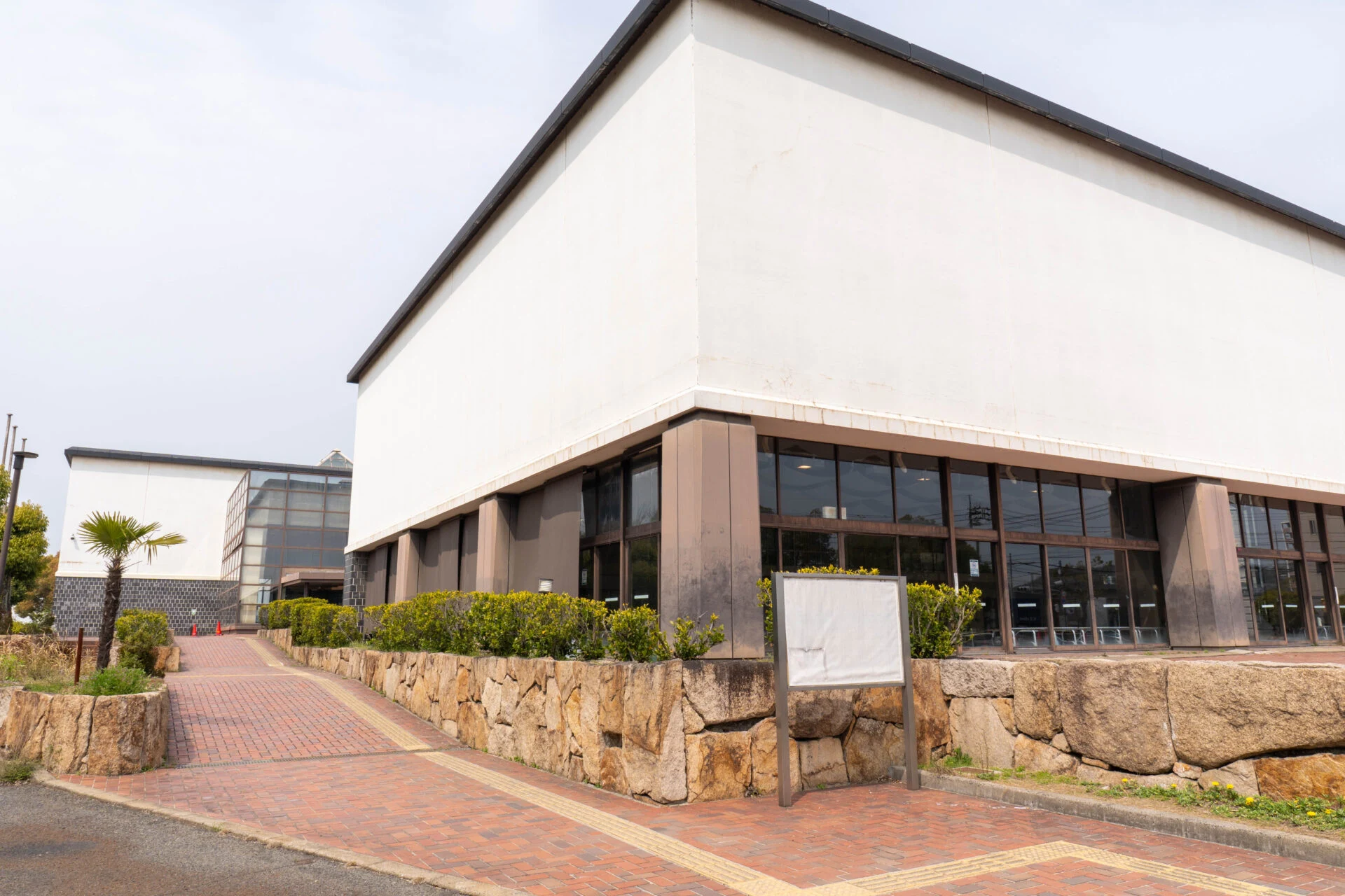 倉敷市屋内水泳センター全景(南側より)