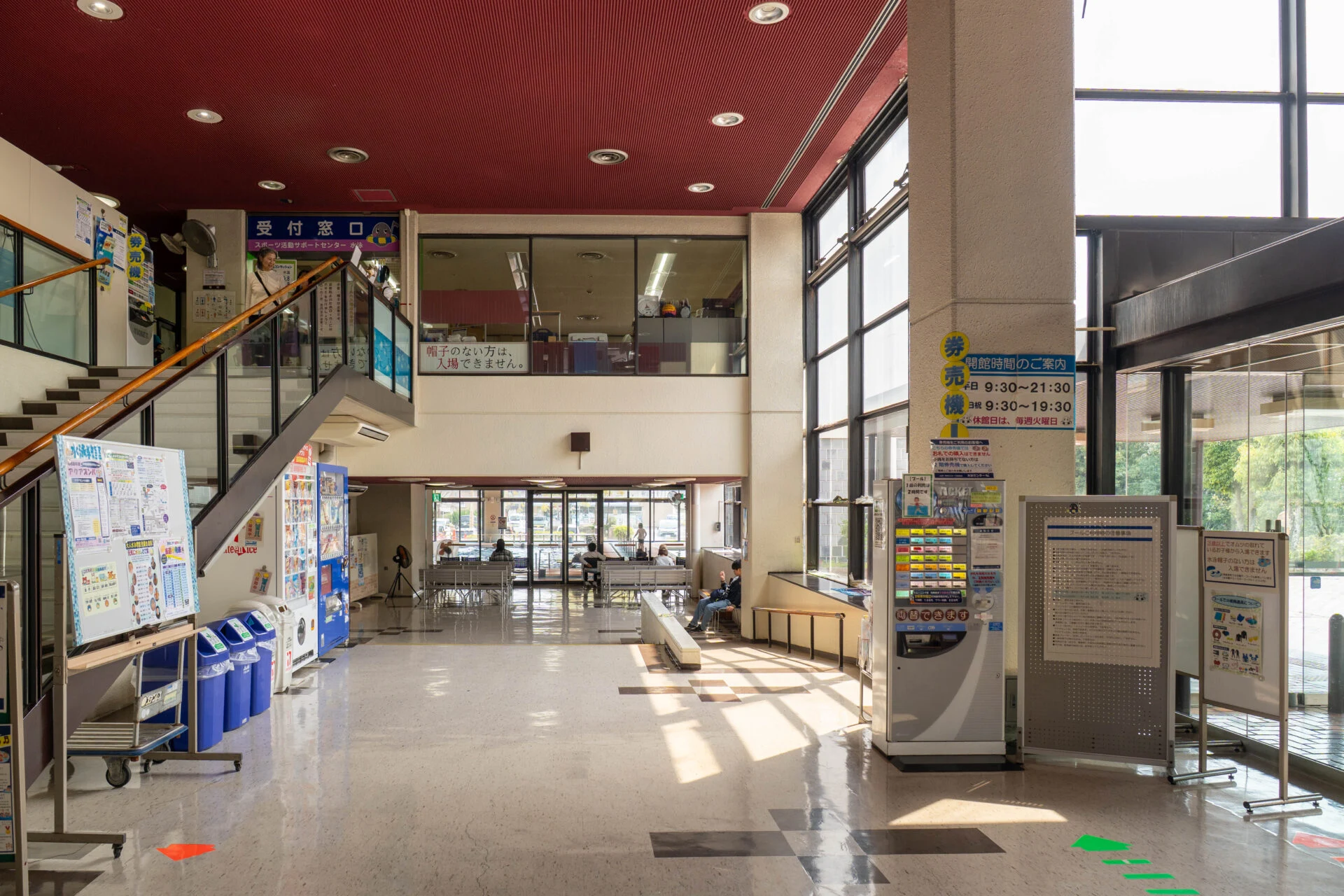 公共ホールより25mプールを望む