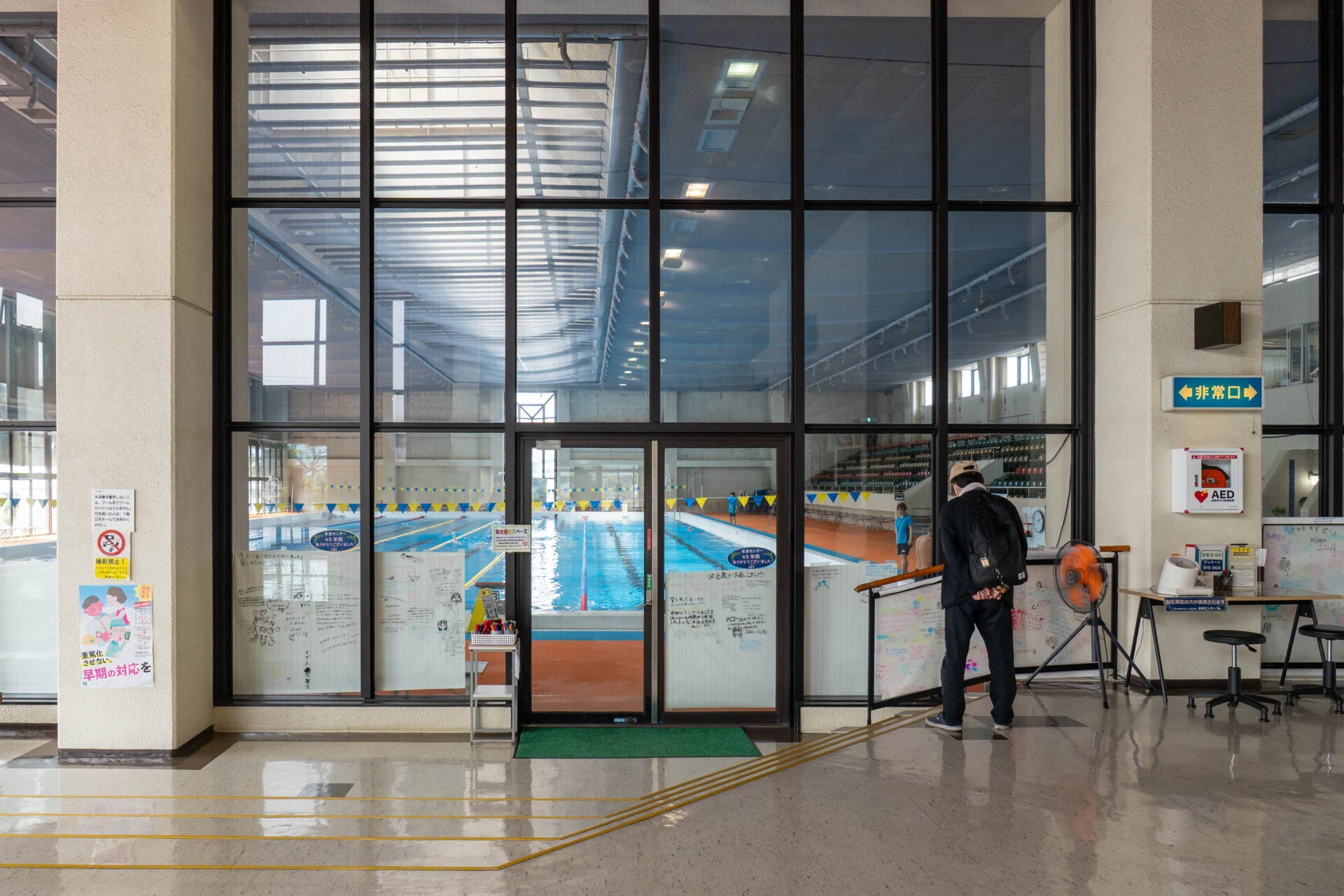 公共ホールより50mプールを望む