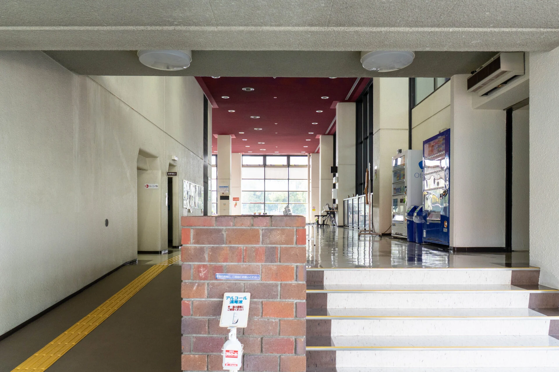 倉敷市屋内水泳センター 東側入り口を入ったところ