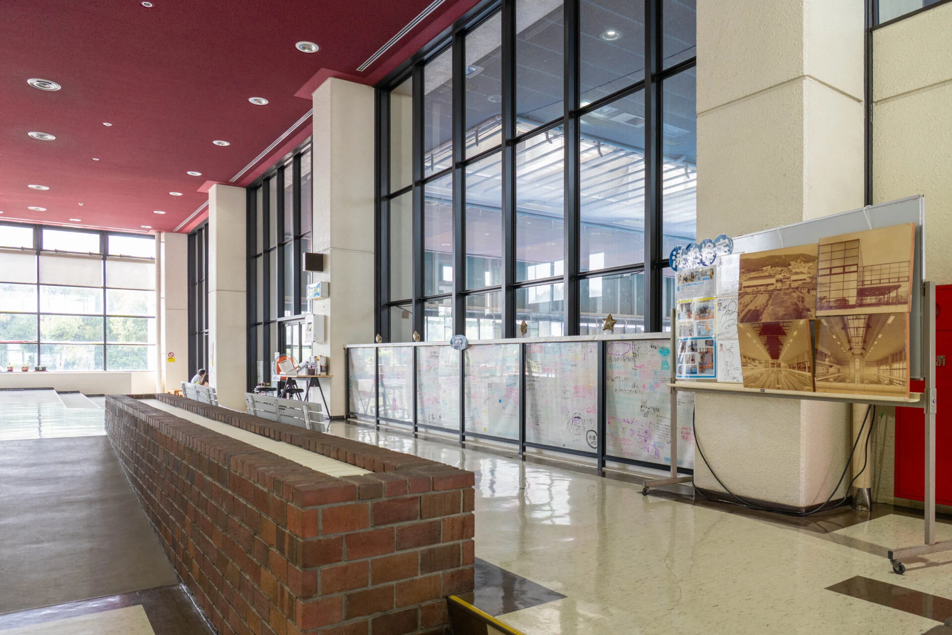 館内には寄せ書きが多数