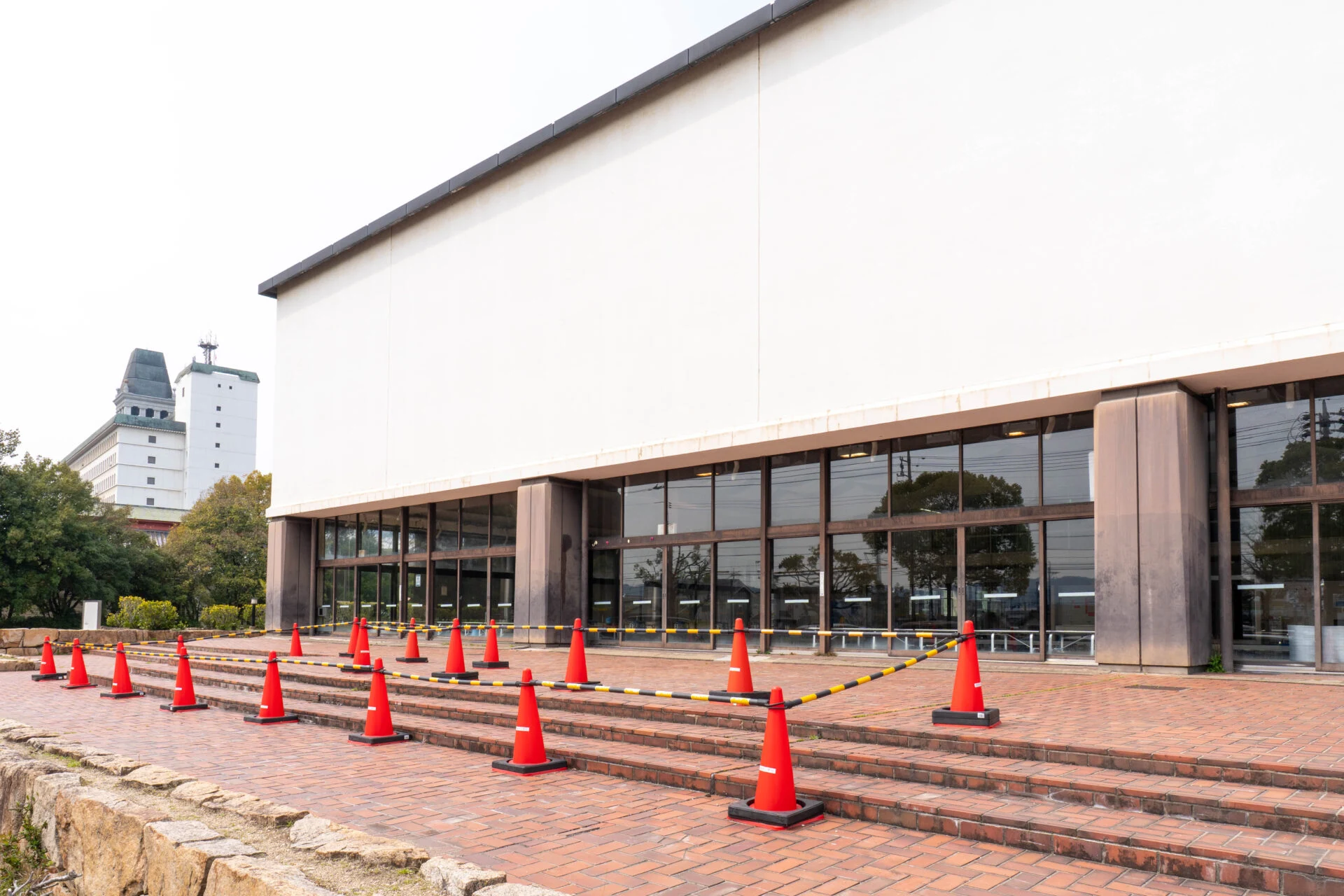 倉敷市屋内水泳センター 南側(老朽化のため一部コーンが設置されている)