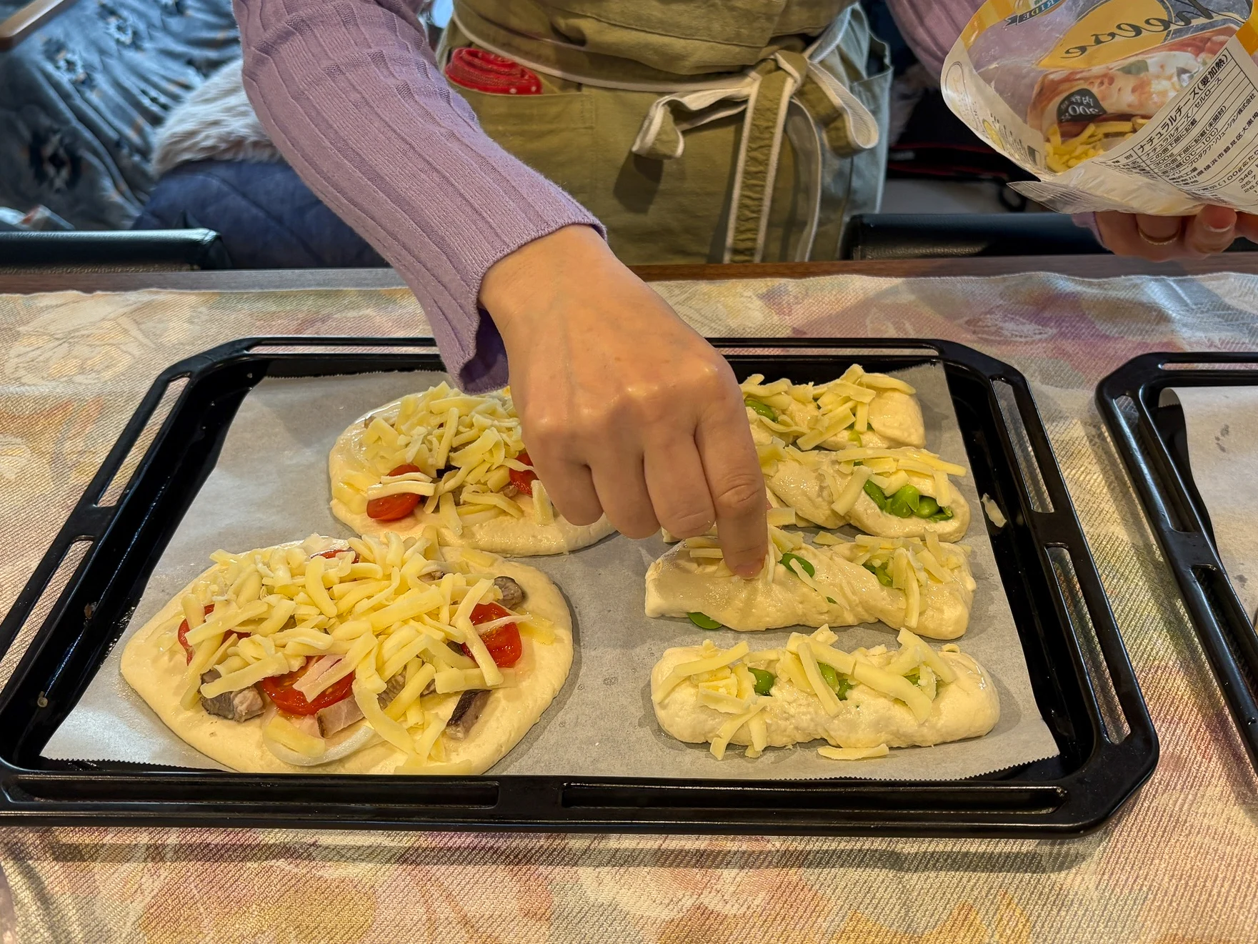 米粉パンを成型するようす