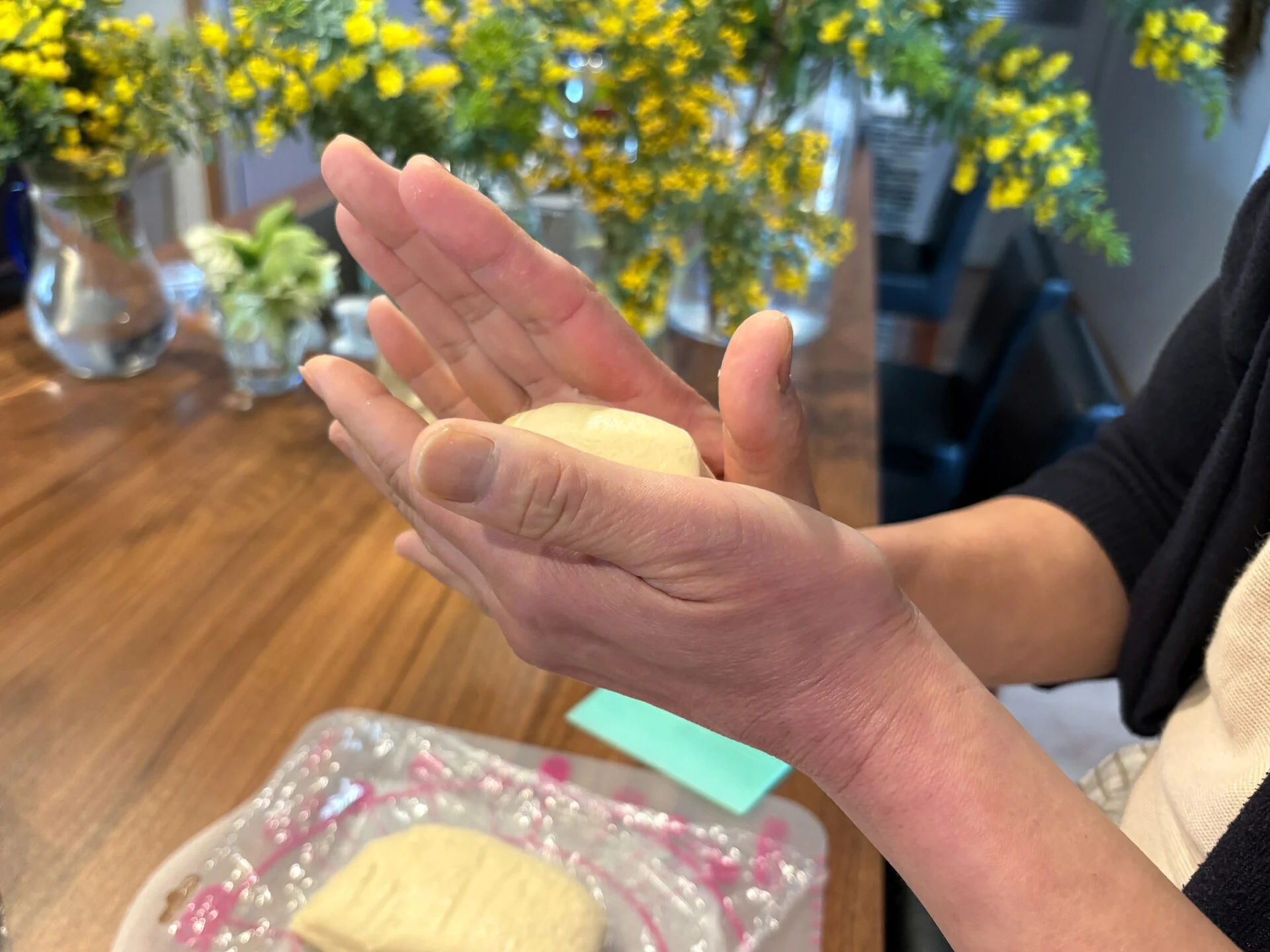 米粉パンをまるめるようす