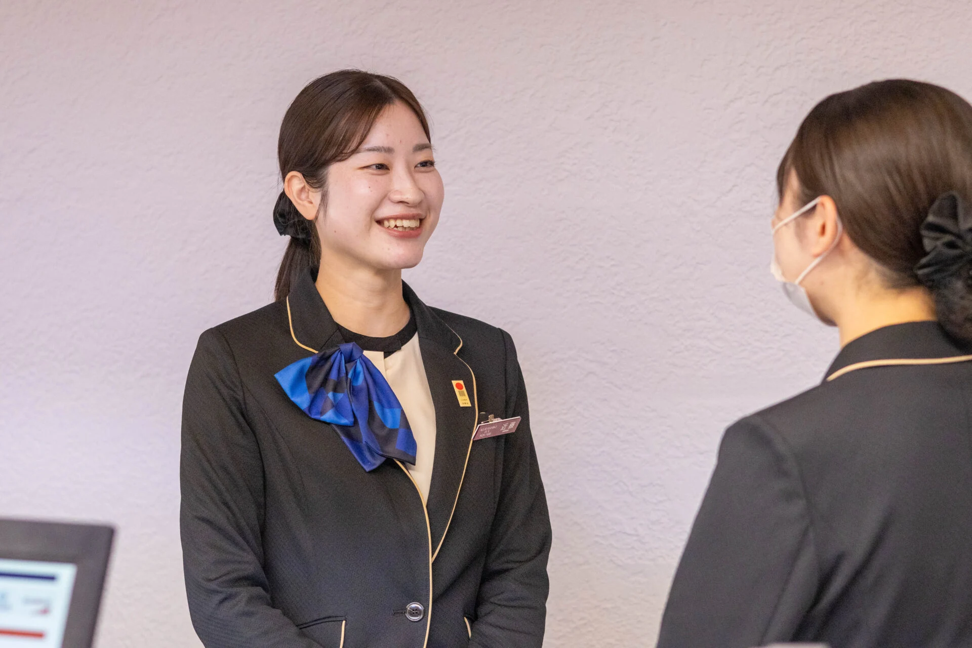 後輩と話す近藤さん