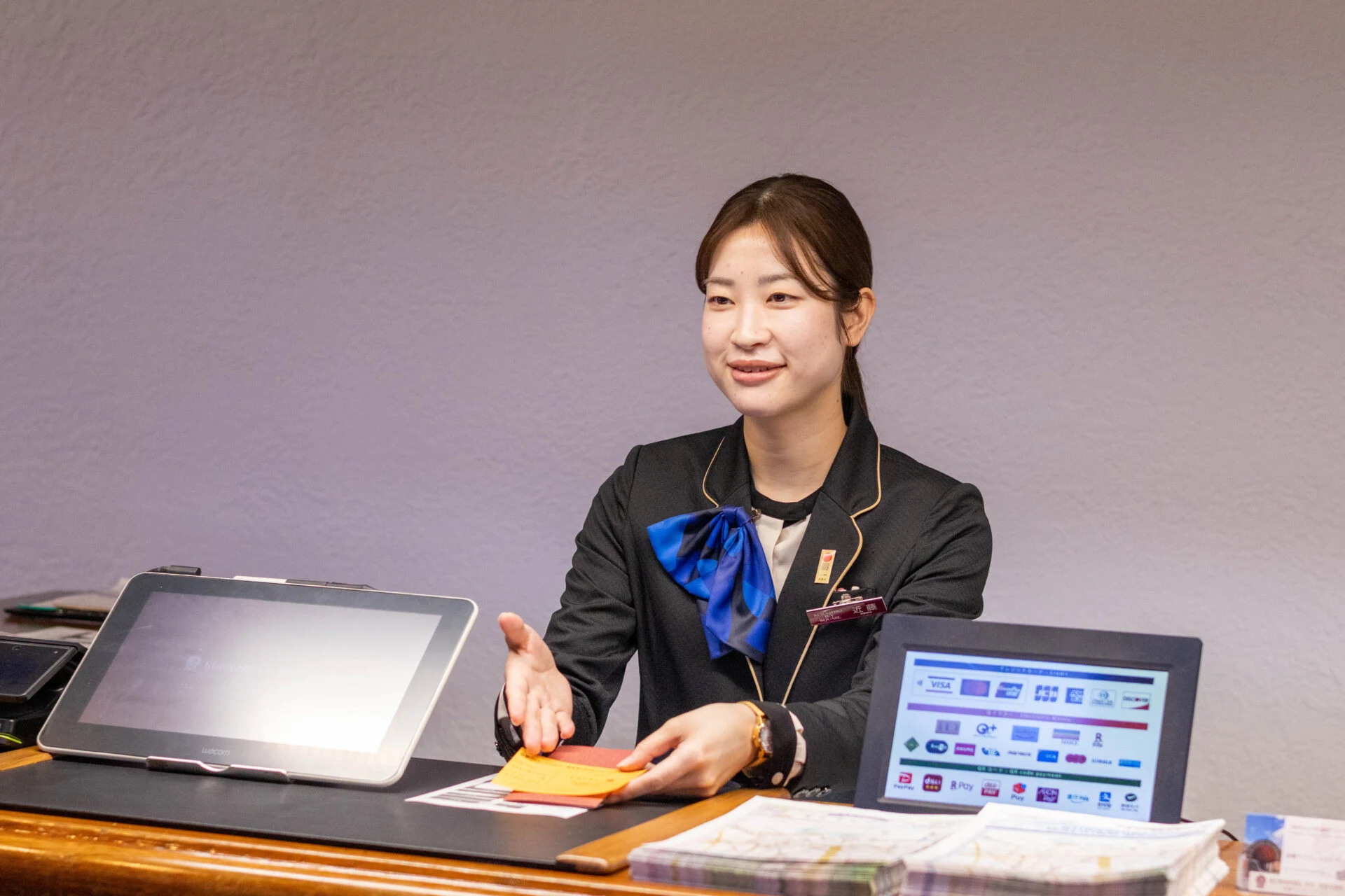 接客をおこなう近藤さん