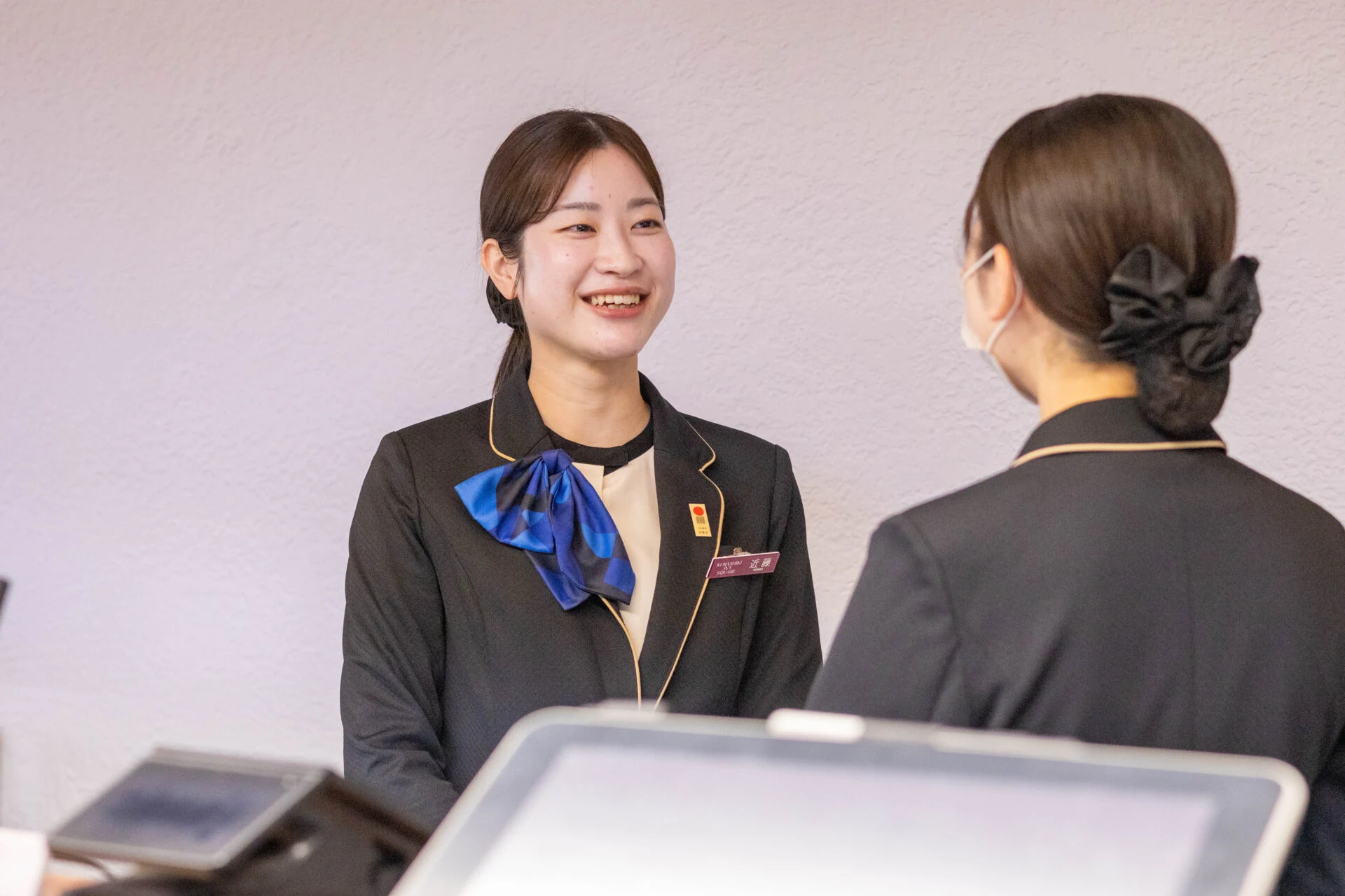 後輩と会話する近藤さん