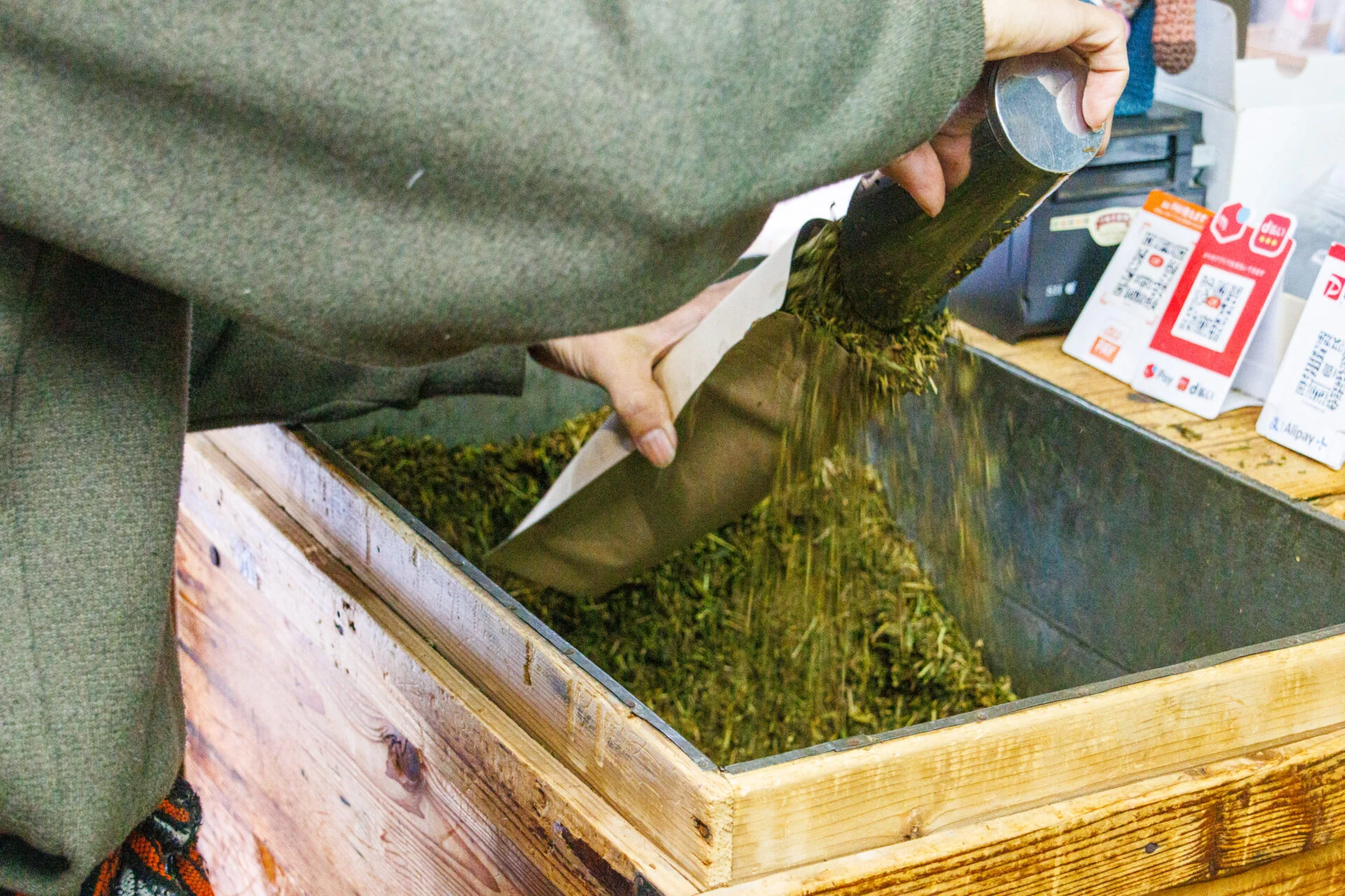 フレッシュな茶葉を袋に詰めて量り売り