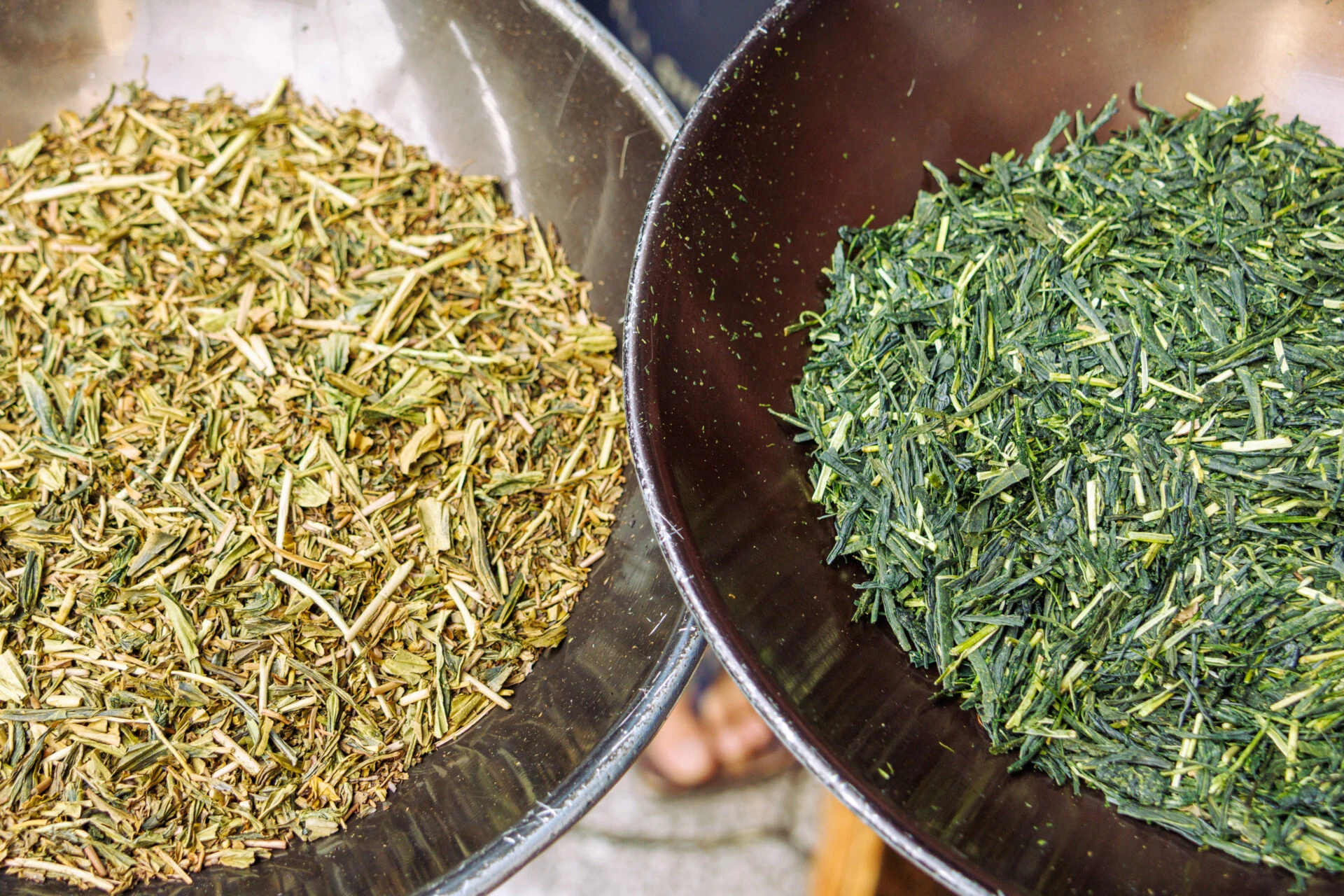 焙煎後の茶葉（左）と焙煎前の茶葉（右）