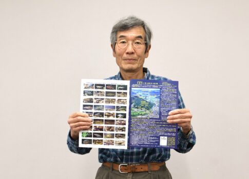 パンフレットを持つ田賀辰也さん