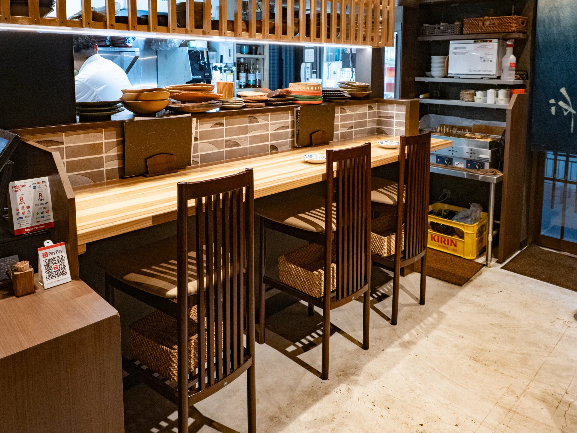 siki：店内 1階 カウンター席