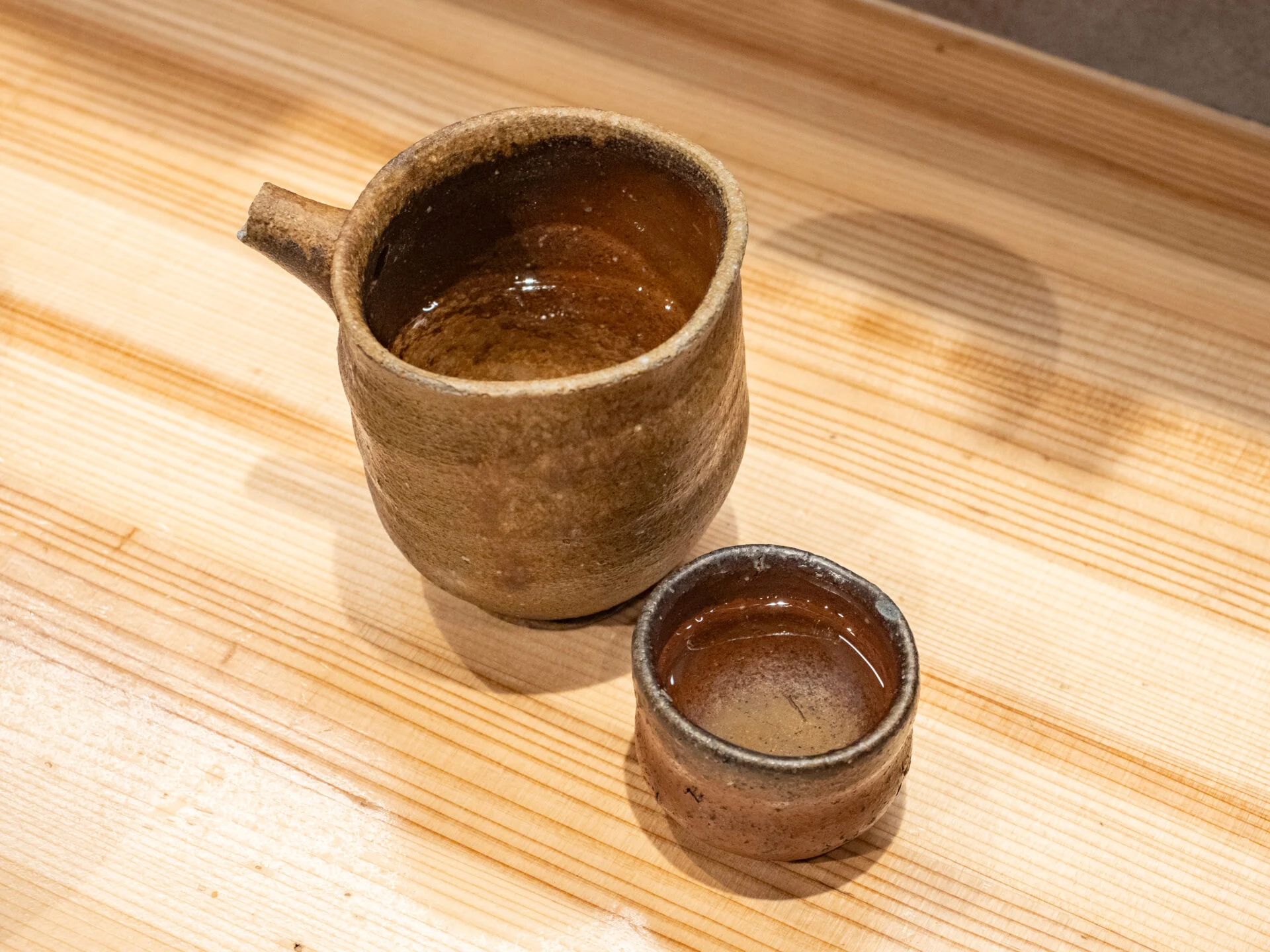 長野県・限定酒「ソガベール・エ・フィス」。とっくり・おちょこは備前焼