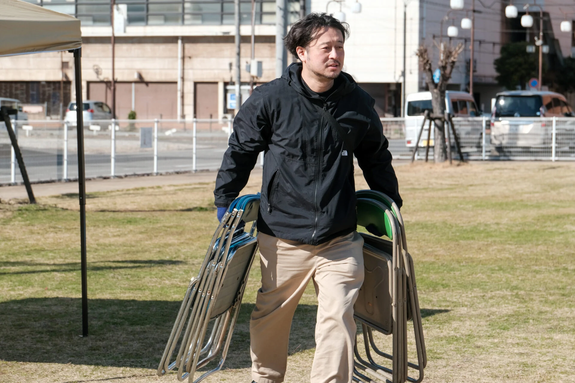 片付け作業をする國年さん