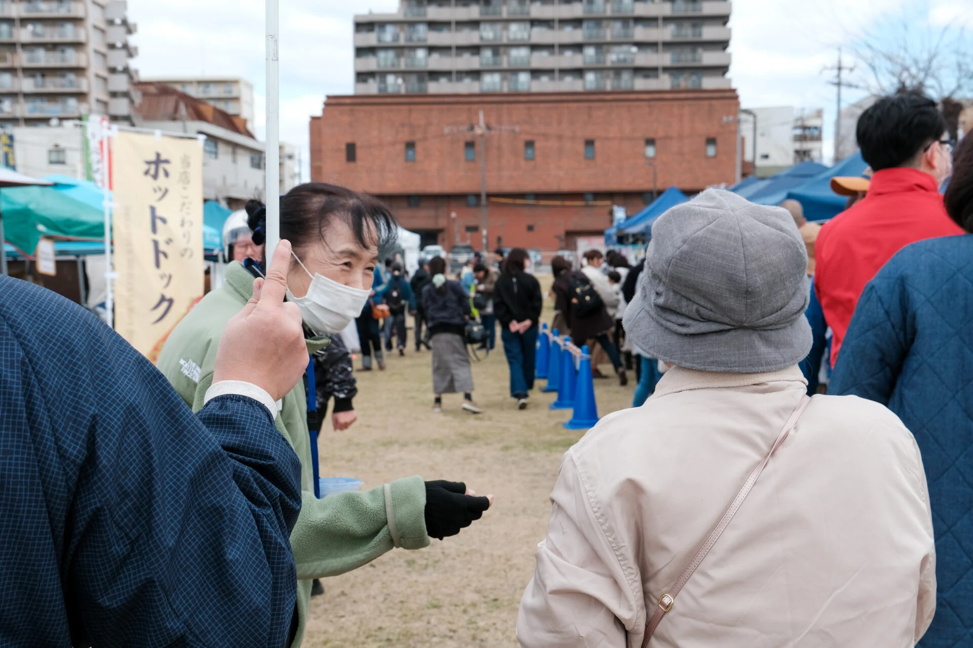 来場客とコミュニケーションをとる藤田さん