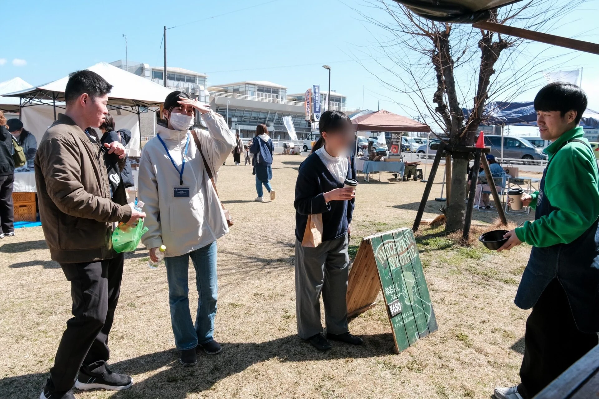 立ち話に花を咲かせるスタッフたち