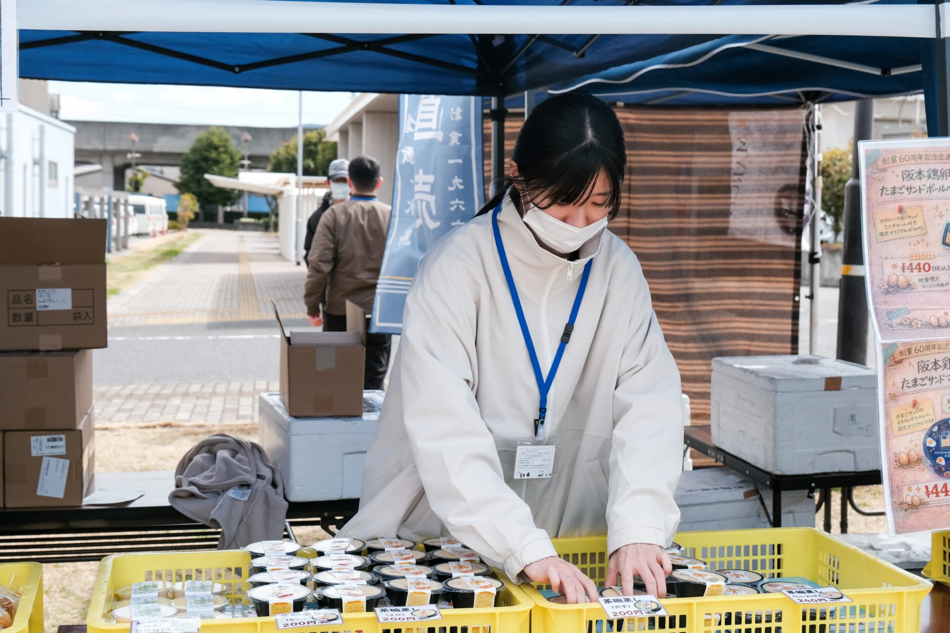 販売ブースにも運営ボランティアが立つ