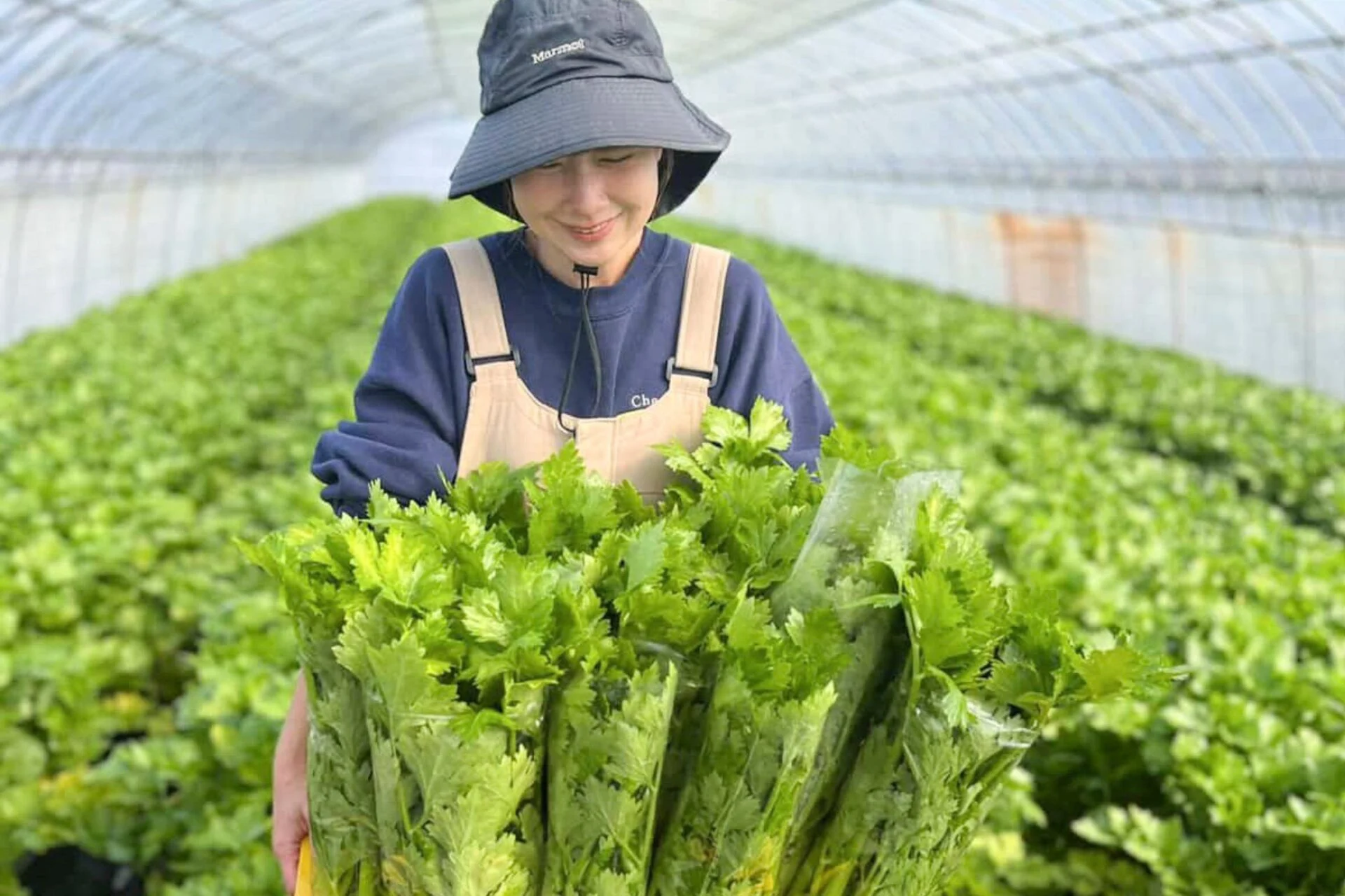 袋詰めしたセロリを持つ高越さん　写真提供：メゾンやまて