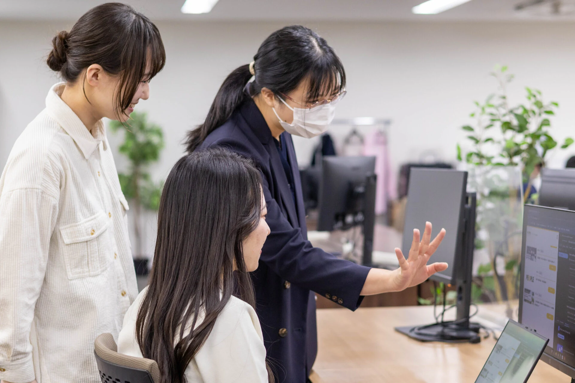 社員と交流する太田さん