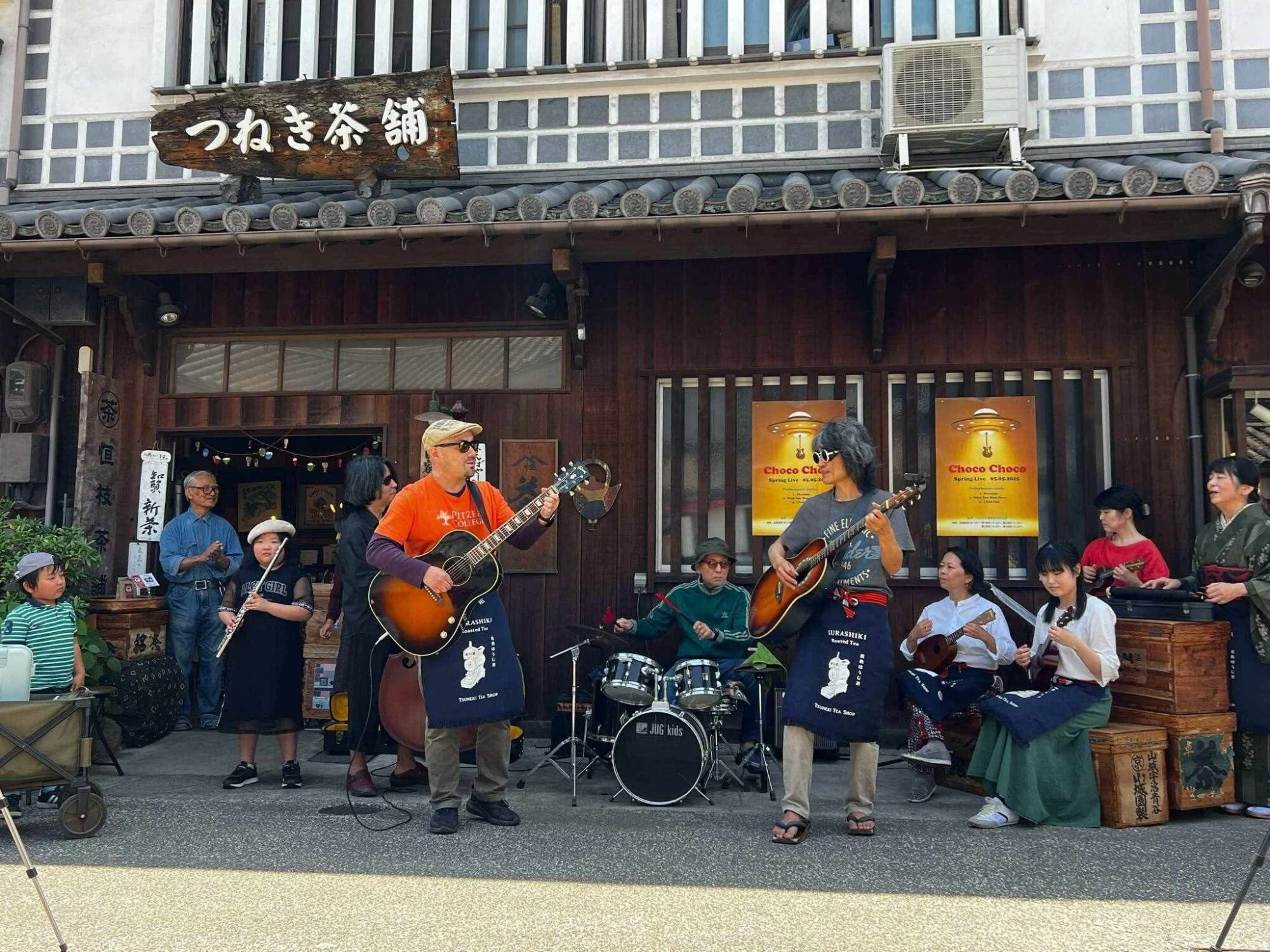 音楽ユニット「Choco Choco」によるストリートライブのようす（写真提供：つねき茶舗）