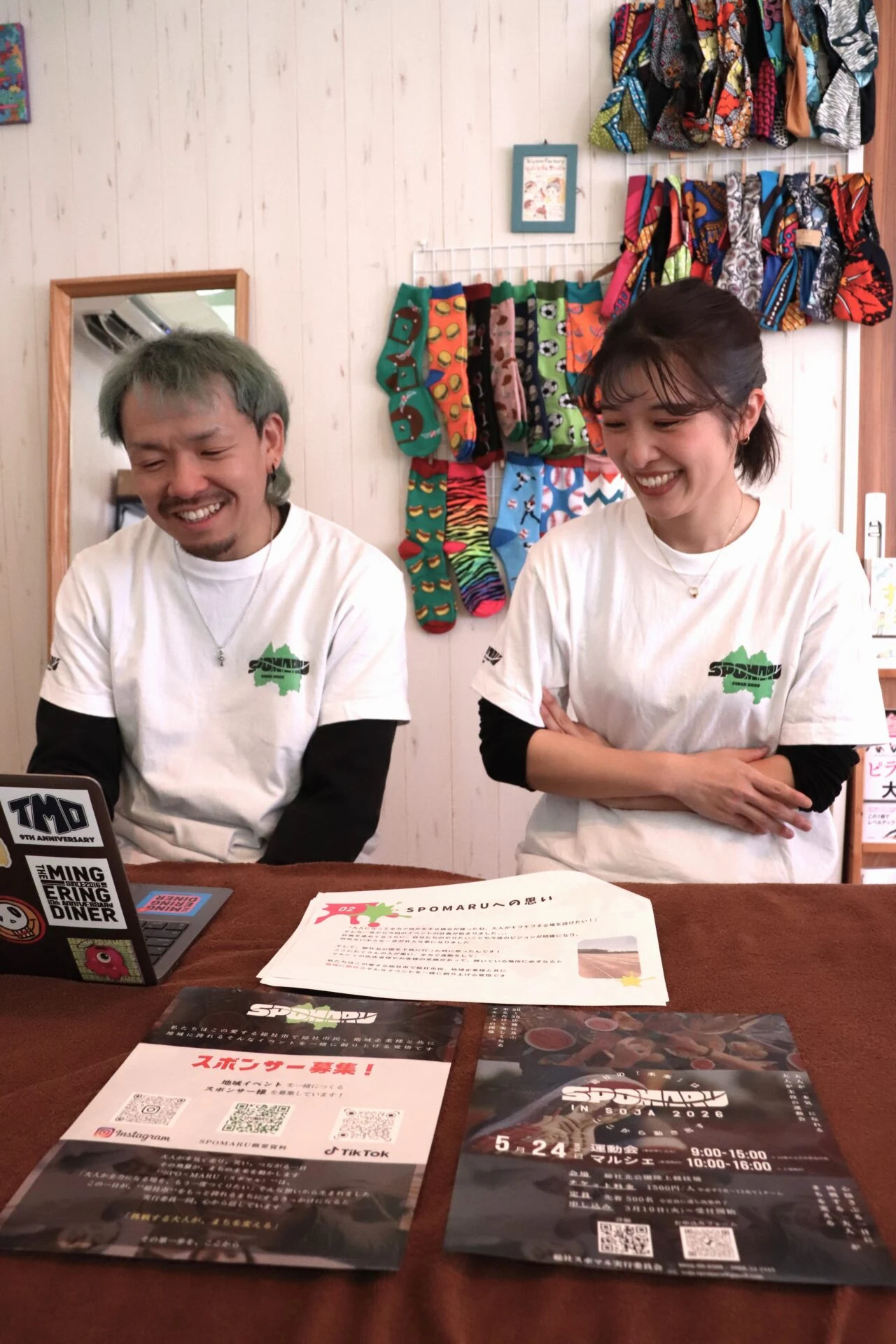 実行委員の2人とチラシ