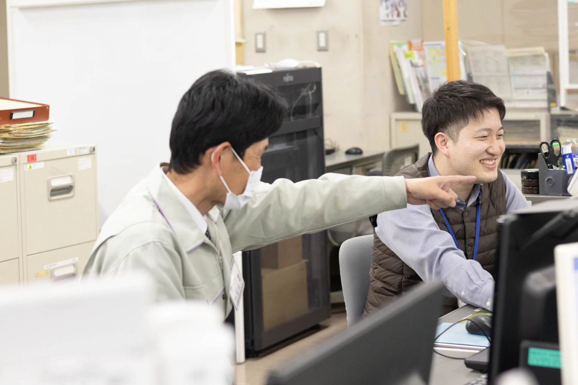 上司と談笑する添田さん