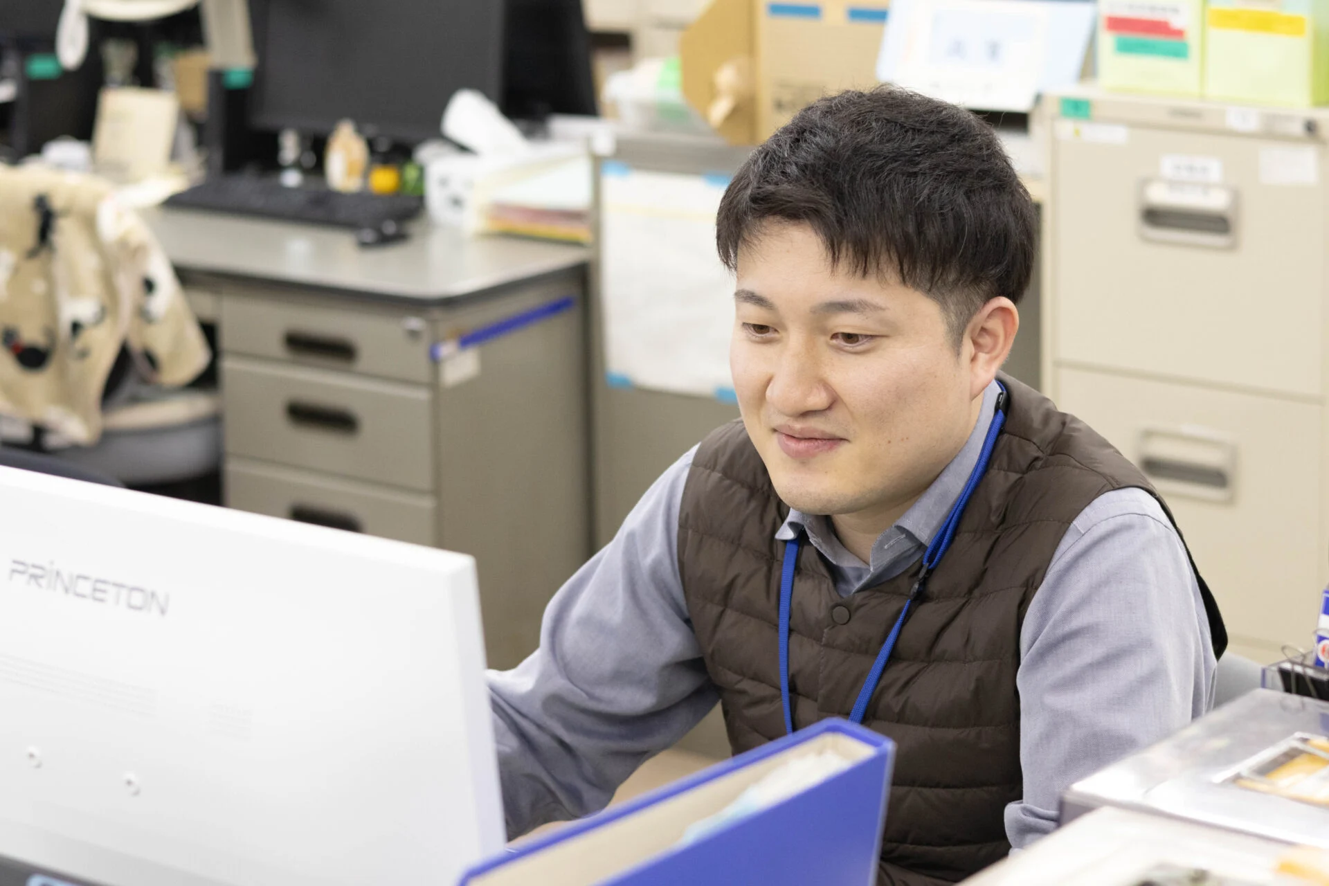 事務作業をおこなう添田さん