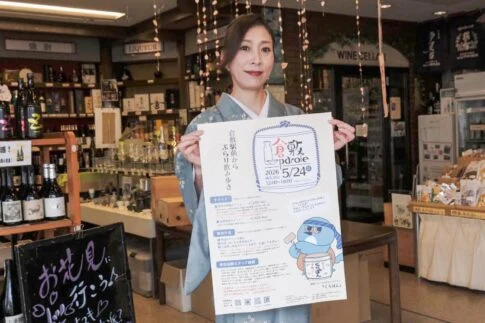 ポスターを持つ青江さん