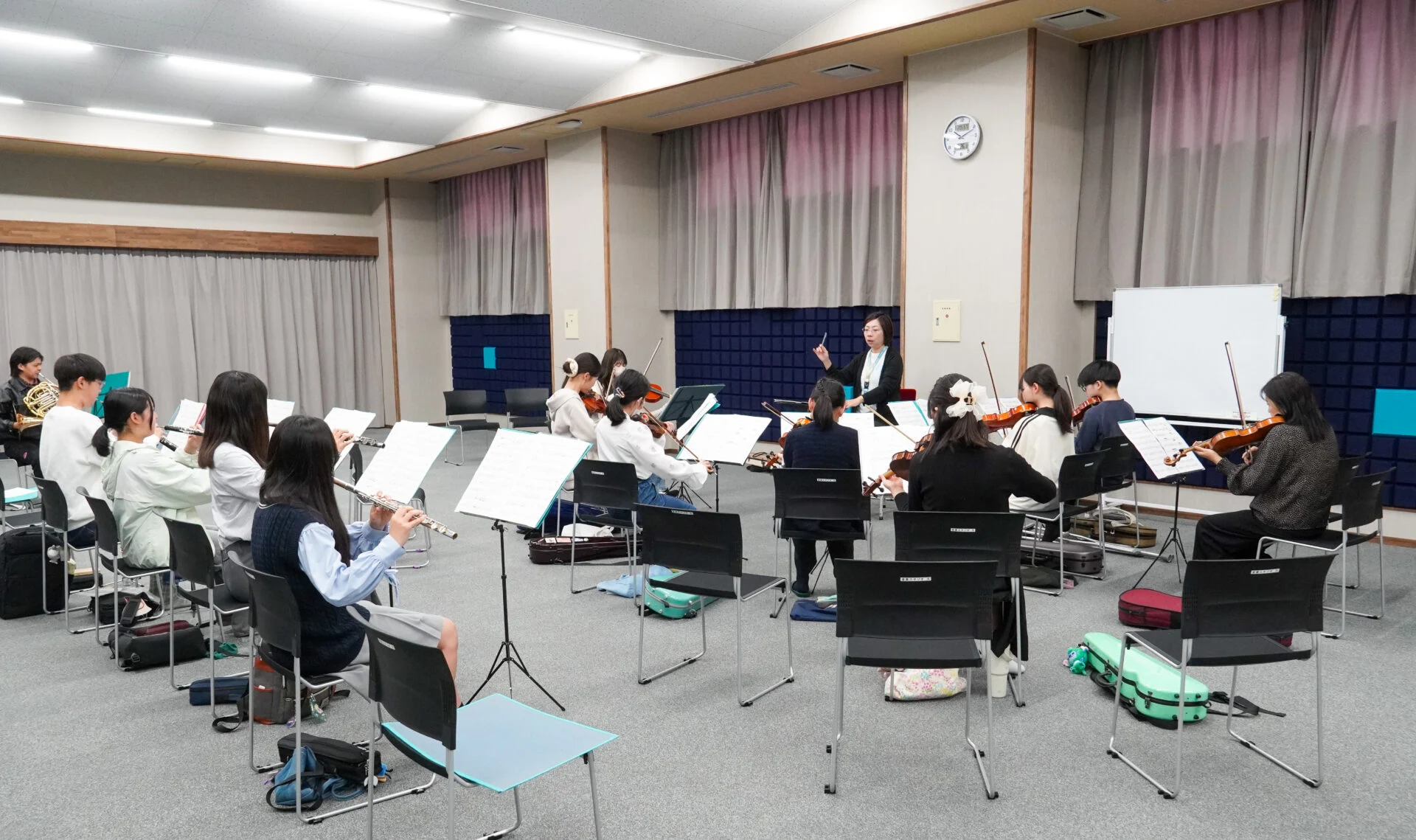 真剣な表情で演奏する団員たち