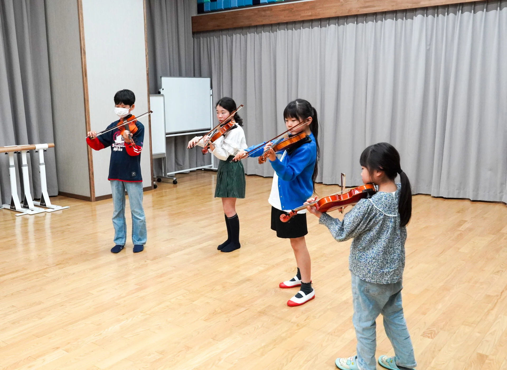 ヴァイオリン講座生の練習の様子