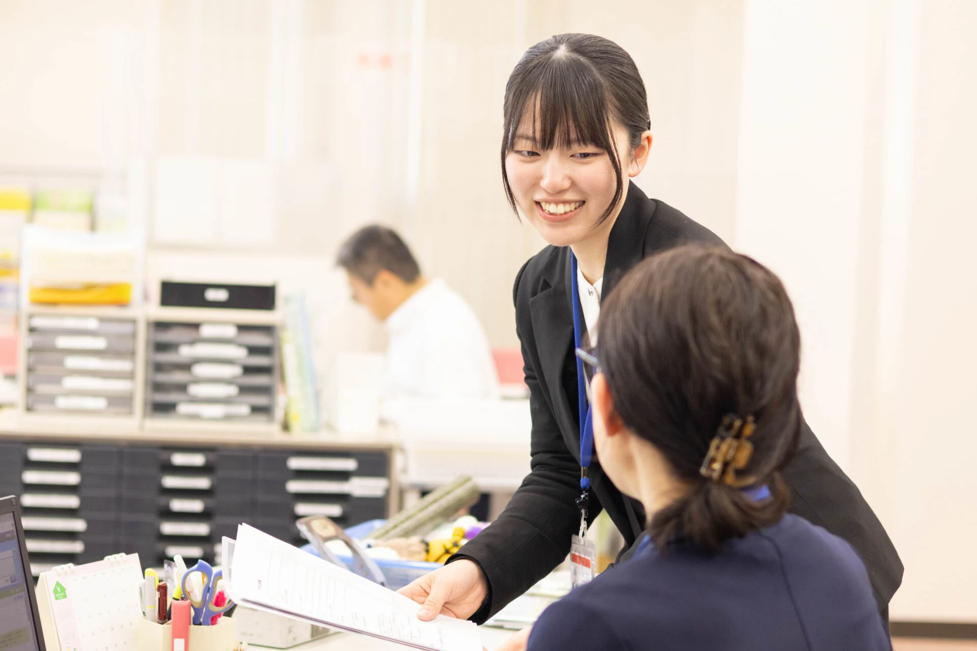 支店長と話す金子さん