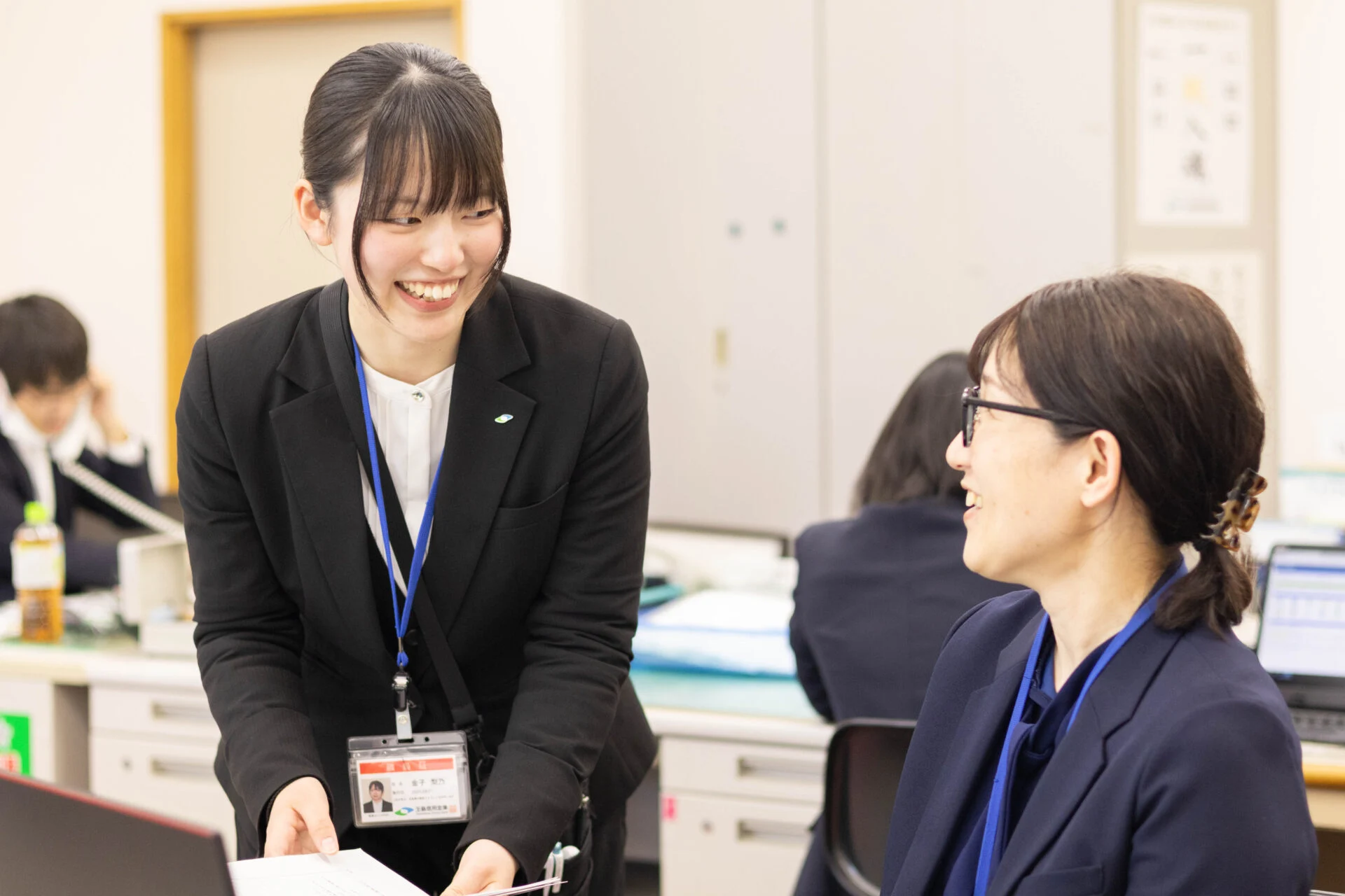 支店長と話す金子さん