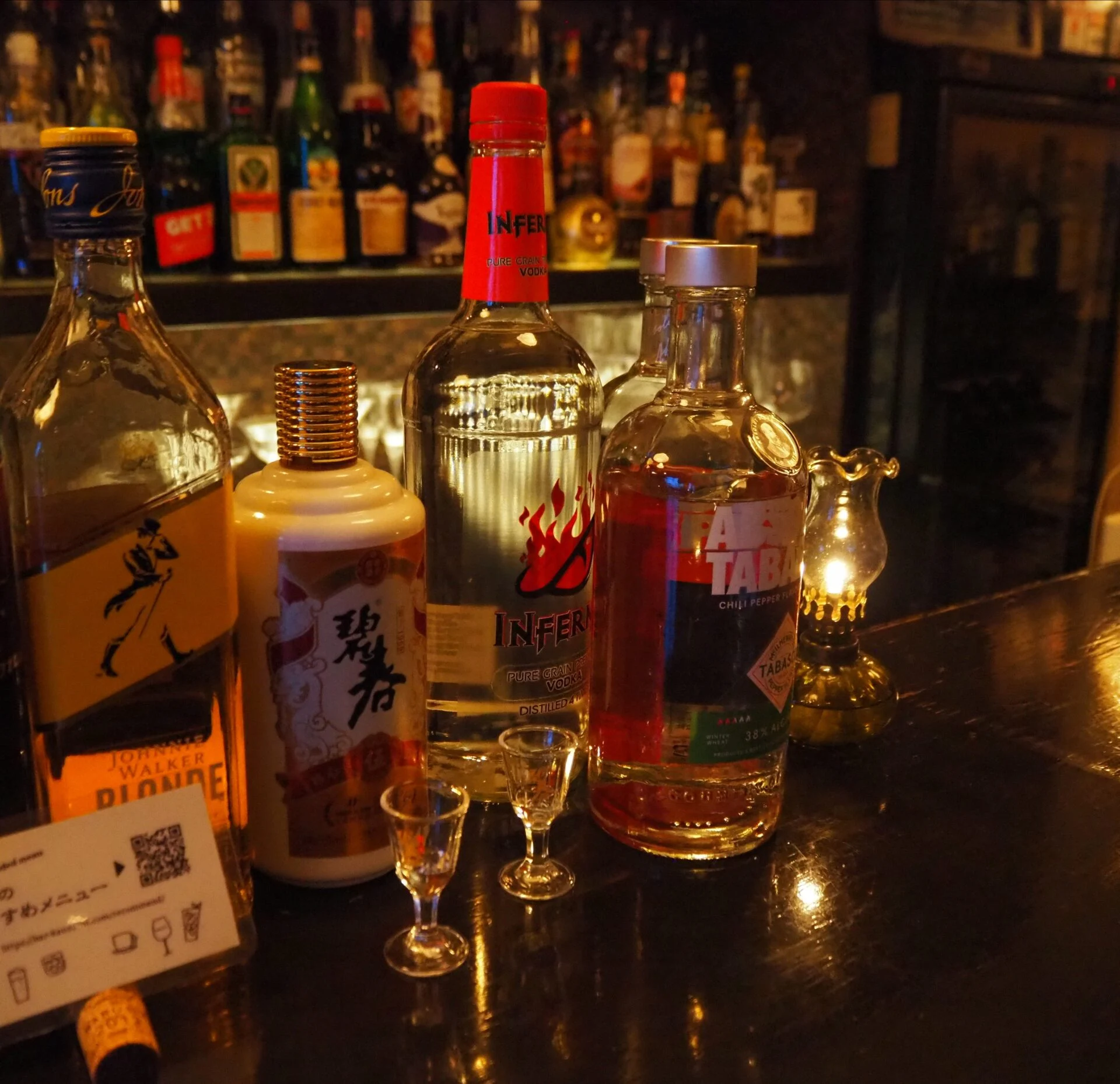 カウンターに並ぶお酒